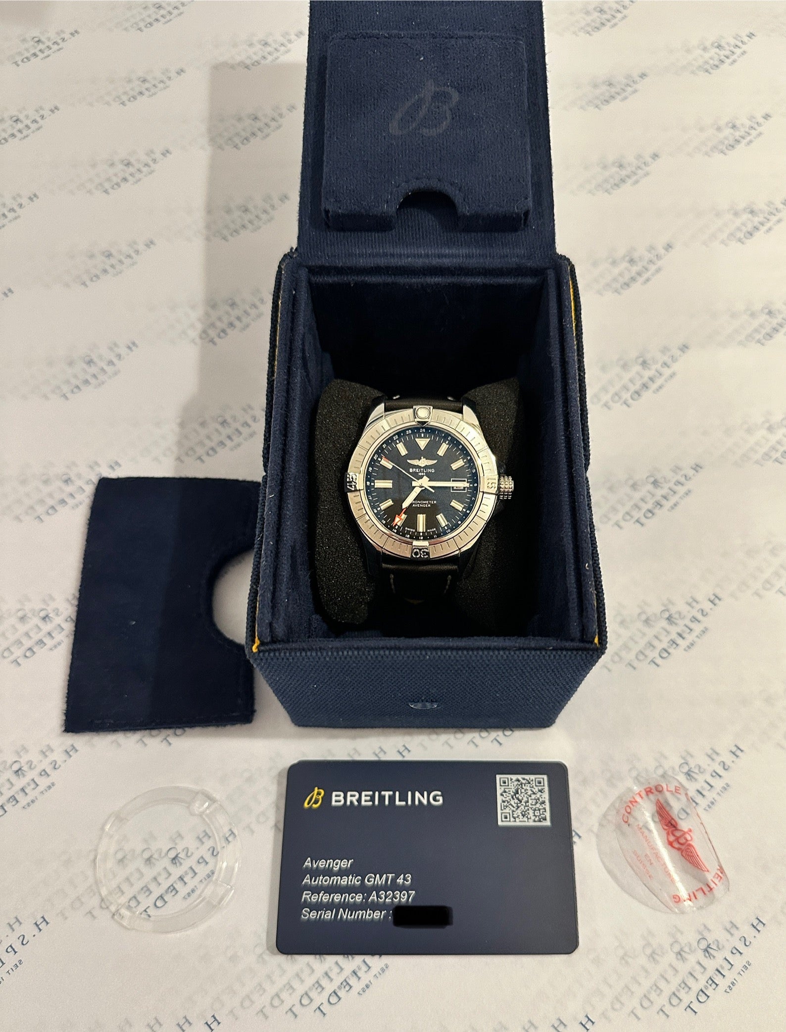 Breitling Avenger Automatic GMT 43 in Stahl, im blauen Etui mit Karte, Vorderansicht des Zifferblatts