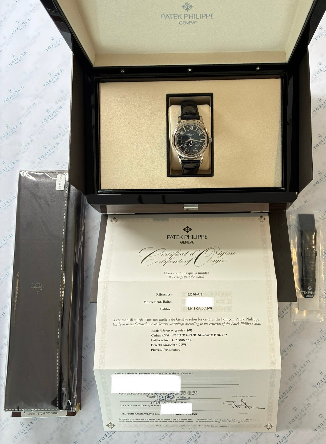 Patek Philippe 5205G-013 im geöffneten Etui mit Zertifikat und neuem Armband