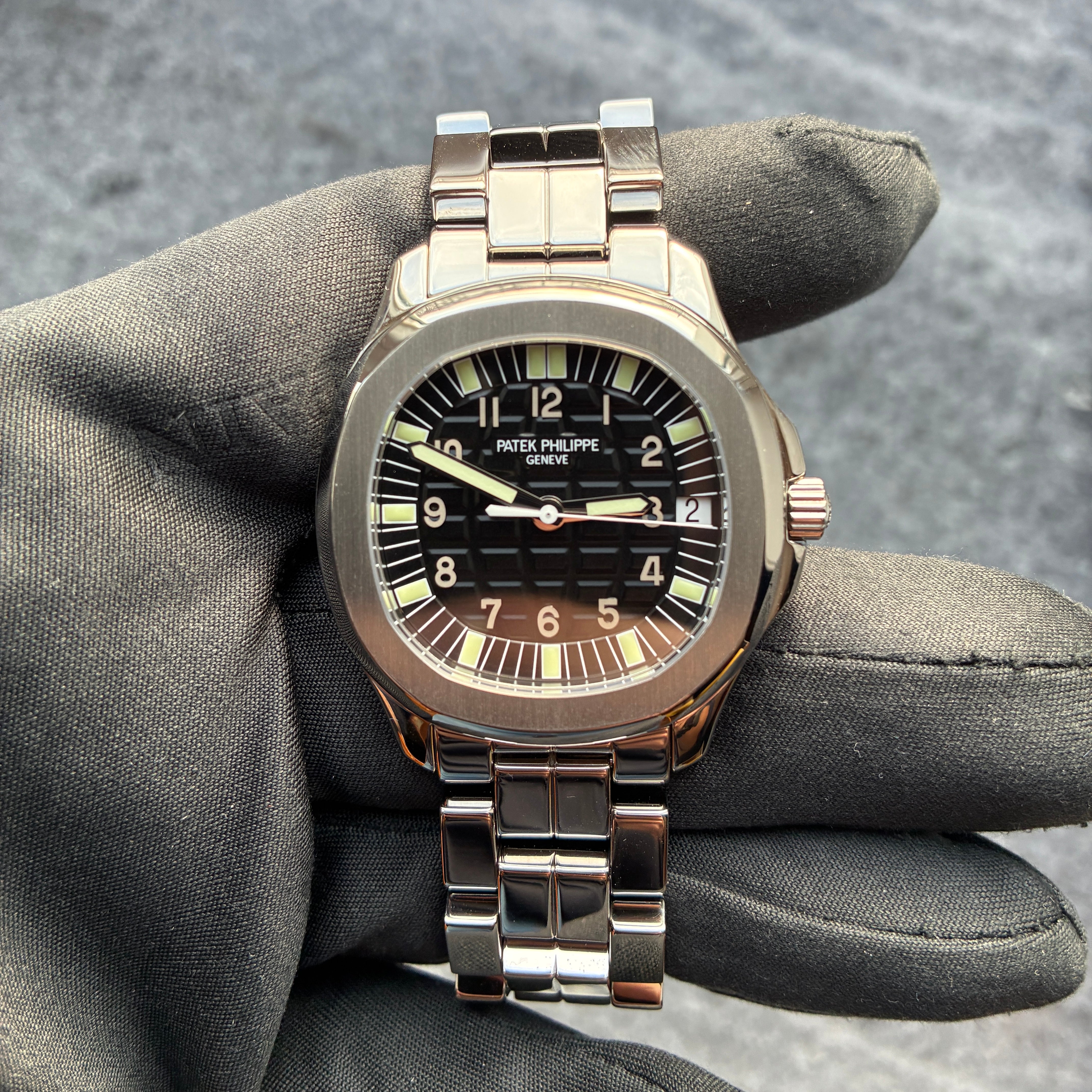 Patek Philippe Aquanaut Herrenuhr Edelstahl mit schwarzem Zifferblatt und Metallearmband