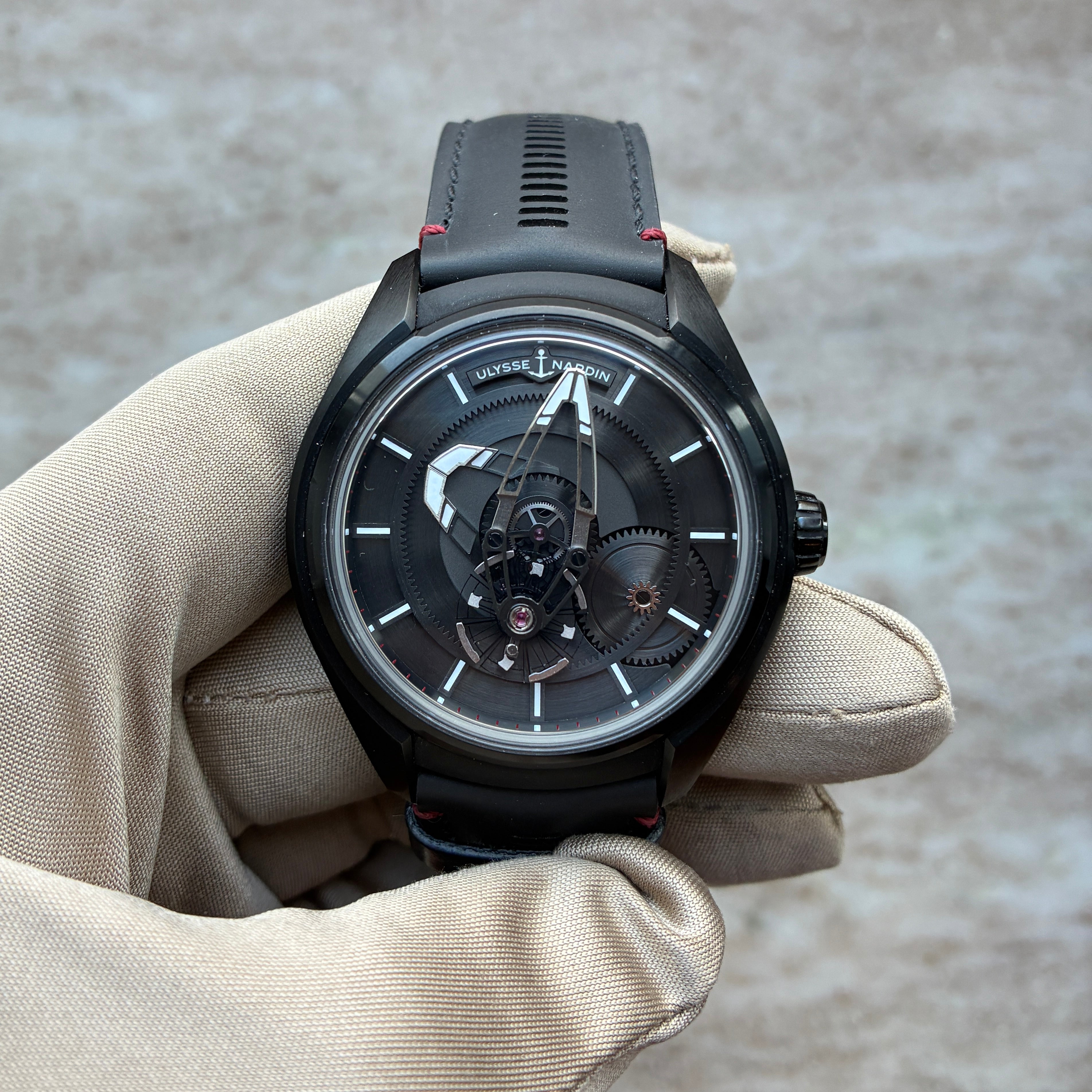 Ulysse Nardin Freak X Automatikuhr in schwarzem Gehäuse mit offenem Zifferblatt, getragen von einer behandschuhten Hand