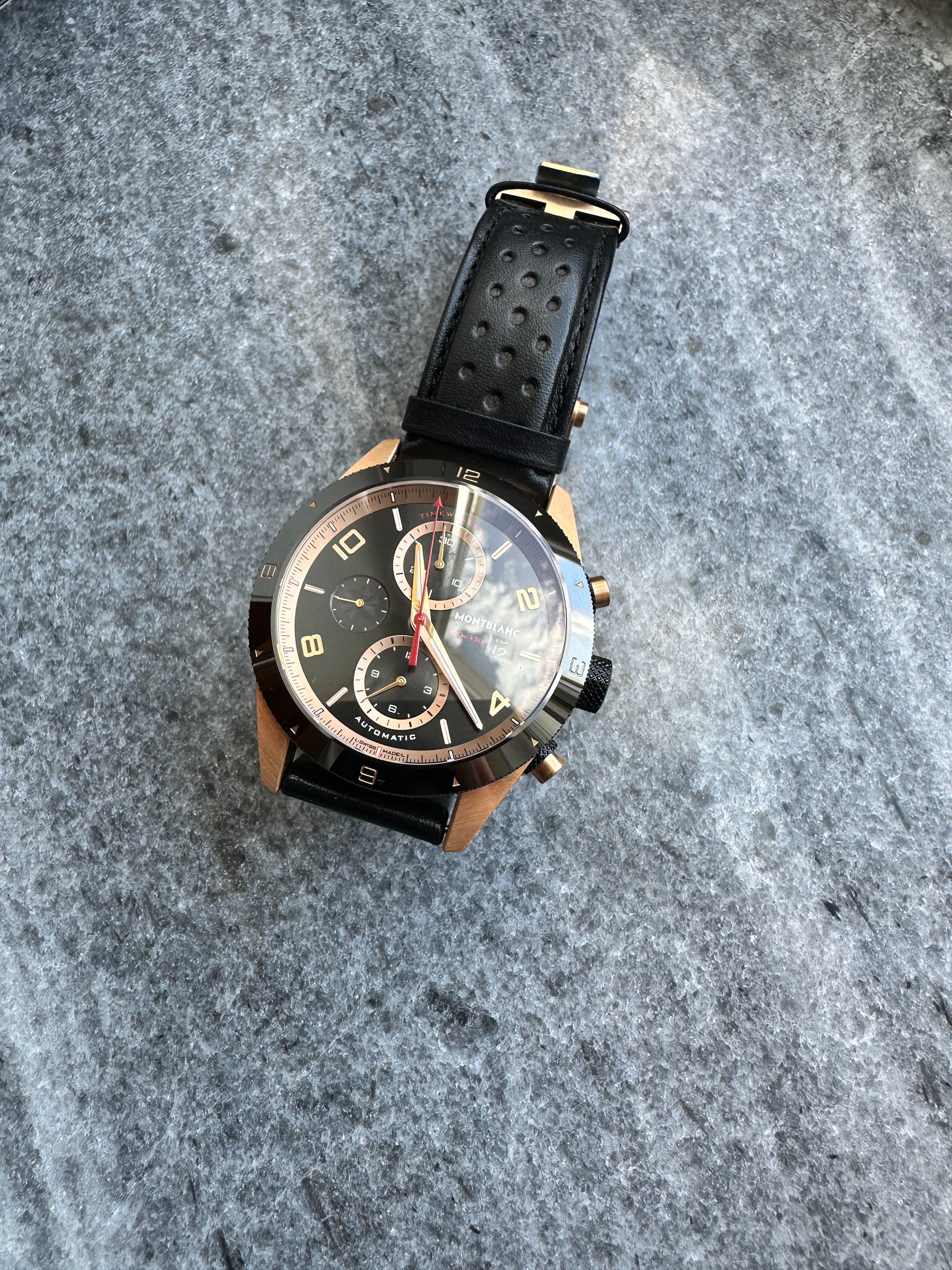 Montblanc Timewalker Chronograph Automatic mit Rotgoldgehäuse und schwarzem Lederarmband auf grauem Untergrund