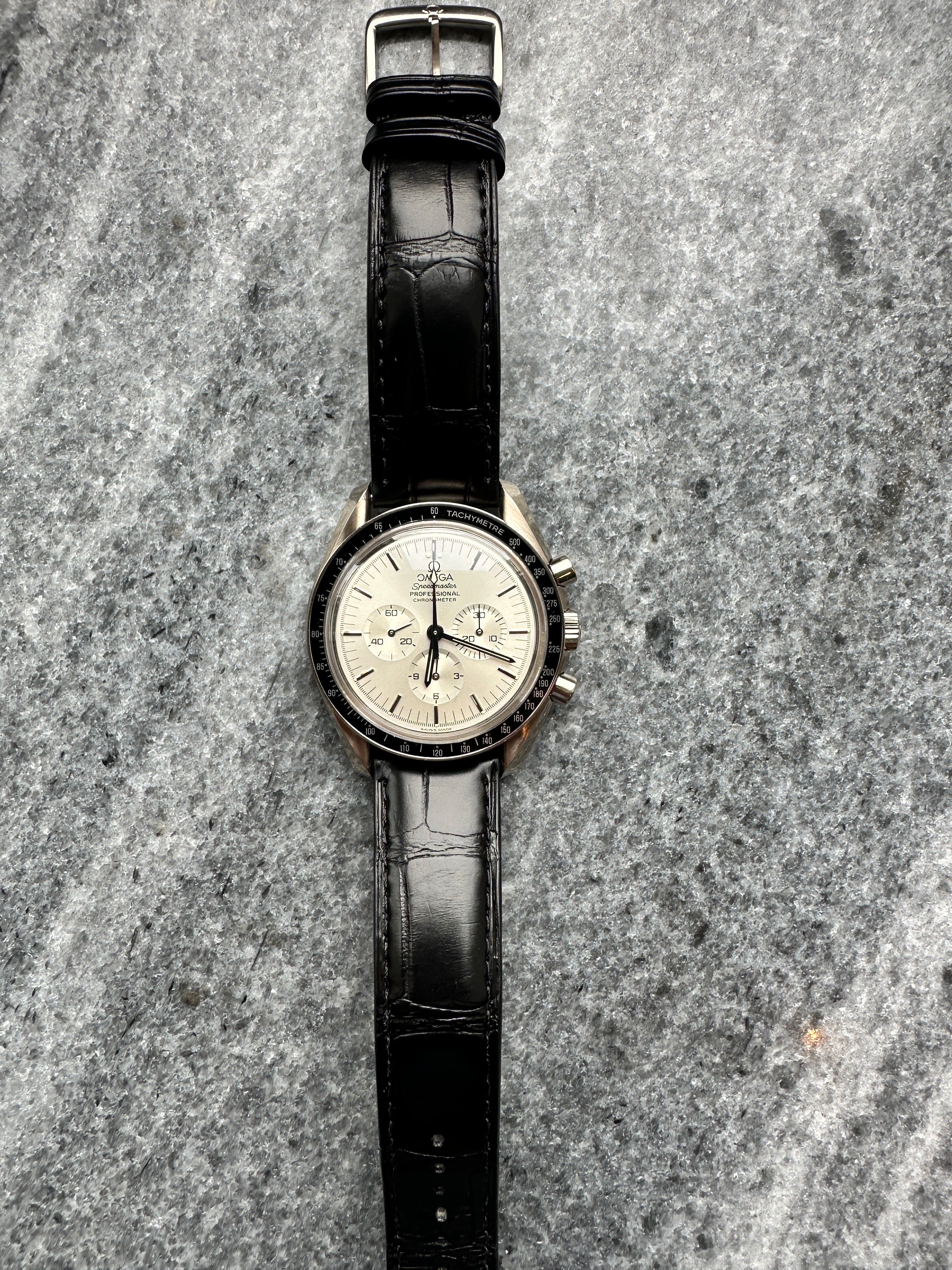 Omega 25th Anniversary Apollo XI 1 of 2500 Chronograph mit weißem Zifferblatt und schwarzem Lederband