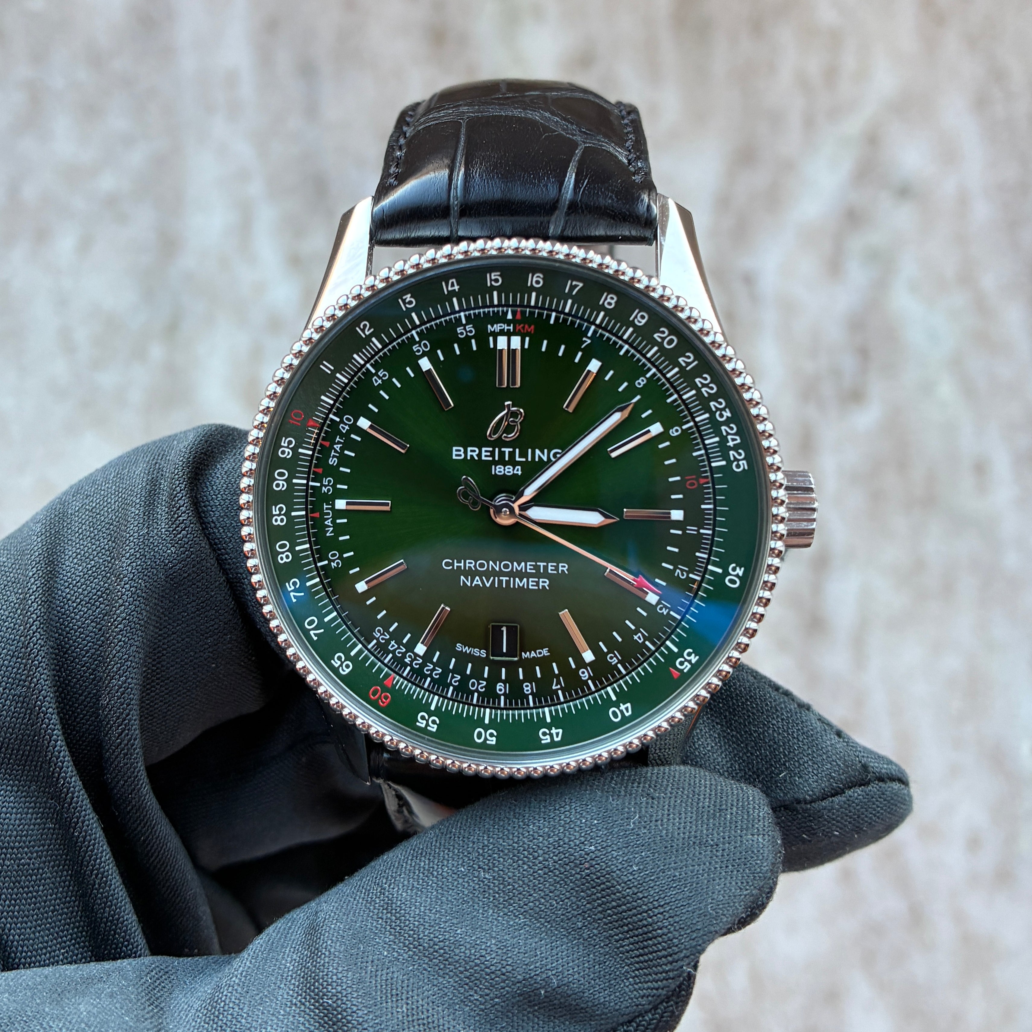 Breitling Navitimer Automatic 41 mit gruenem Zifferblatt und schwarzem Lederarmband