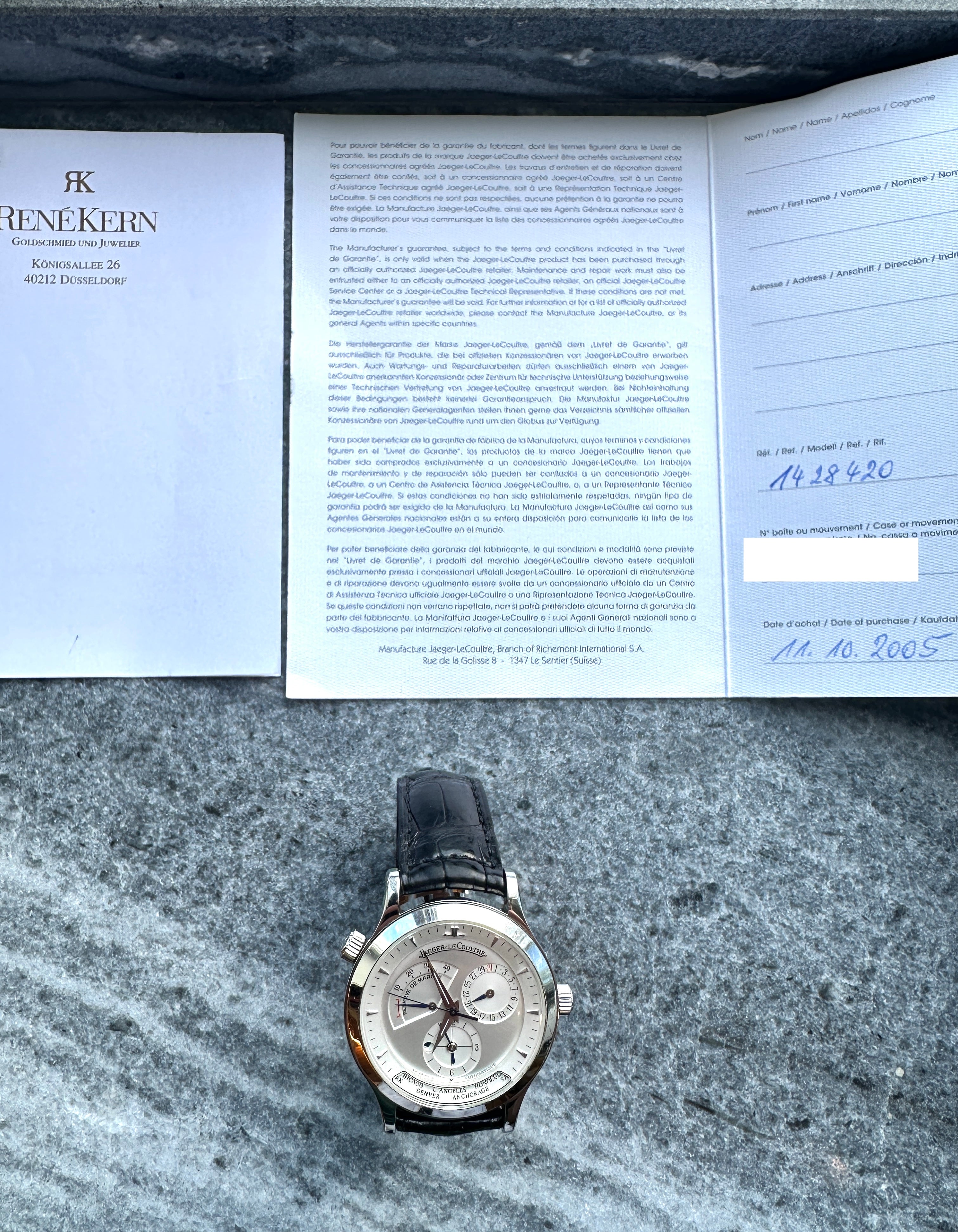 Jaeger LeCoultre Master Geographic 38mm Edelstahl Uhr Frontalansicht mit schwarzem Lederband