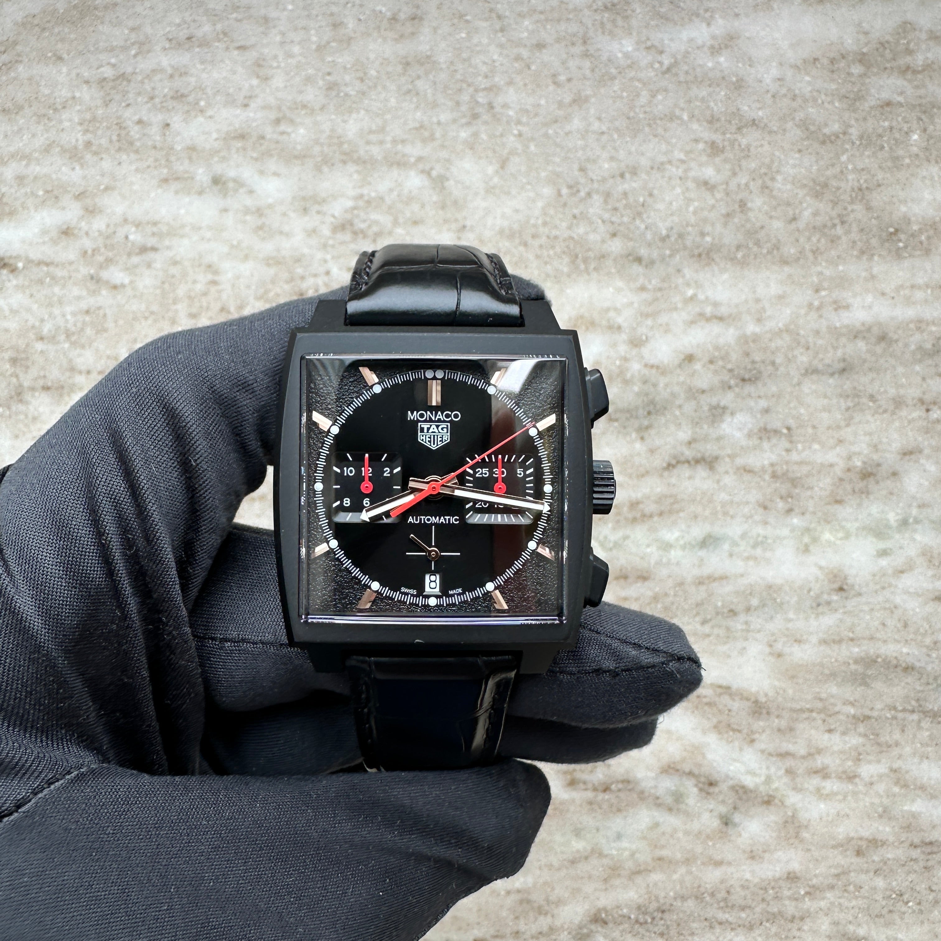 Tag Heuer Monaco "Dark Lord" Titan / Service 2026 / very good Condition / 20cm wrist size, Vorderansicht mit Zifferblatt, Krone und Drückern vor neutralem Hintergrund