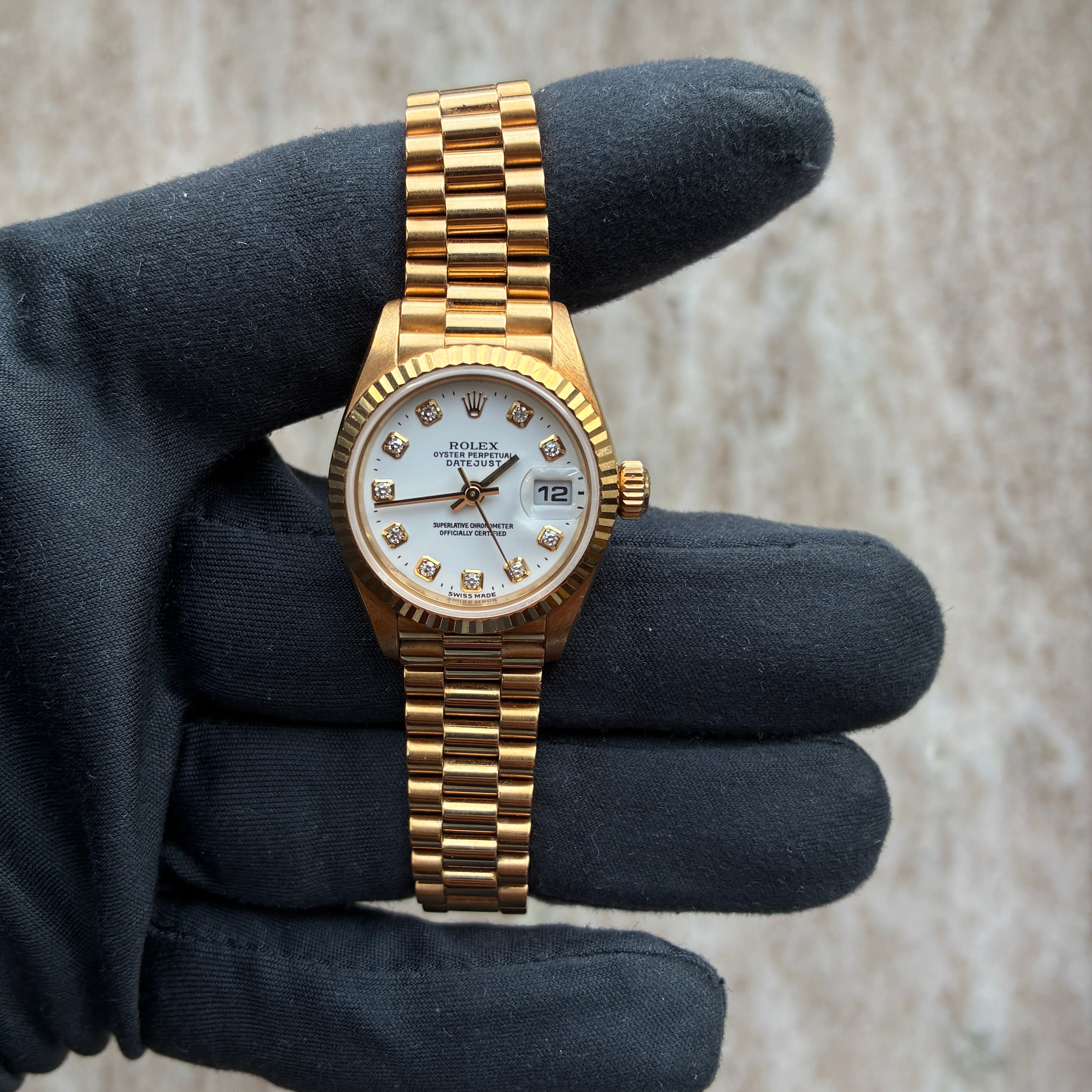 Rolex Lady-Datejust aus Gelbgold mit weißem Zifferblatt, 10 Diamantindizes und Datumskalender bei 3 Uhr