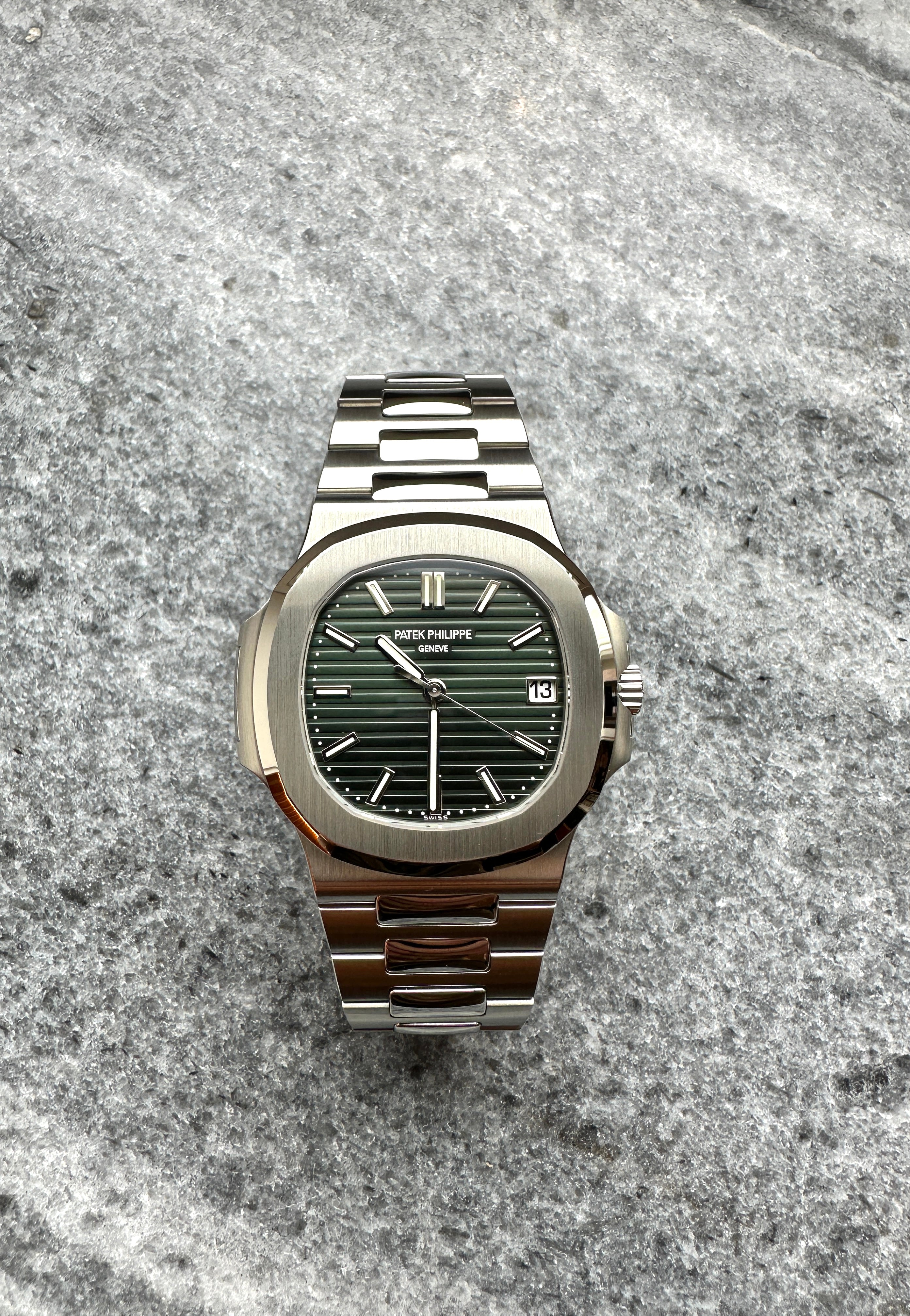Patek Philippe Nautilus 5711/1A-014 mit grünem Zifferblatt aus Edelstahl auf grauem Stein