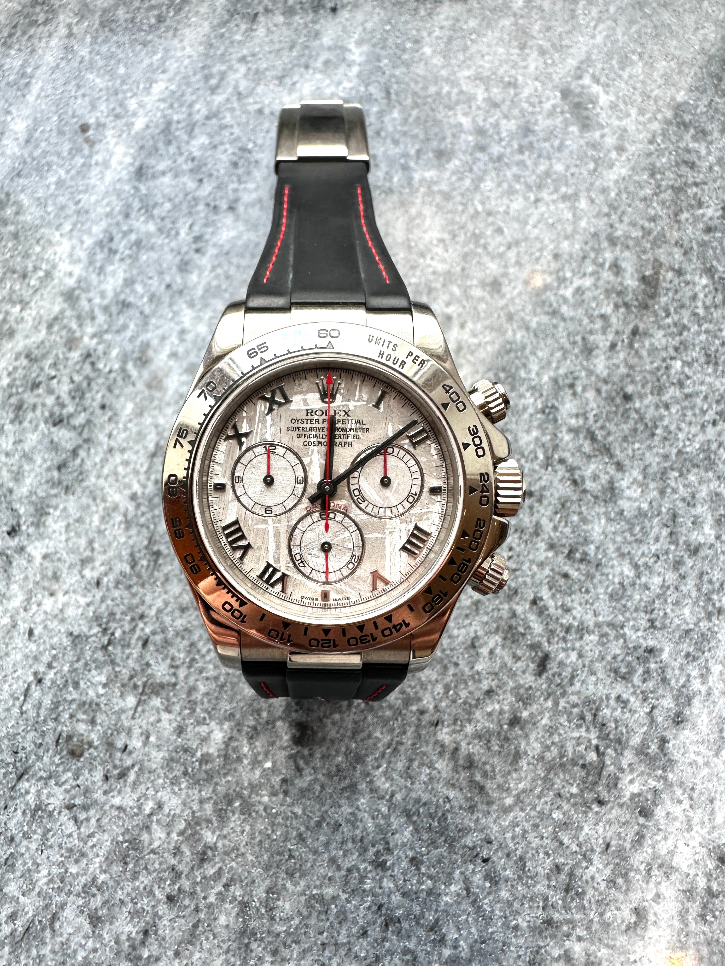 Rolex Daytona Meteorite Dial (2002) Frontansicht mit schwarzem Armband auf grauem Untergrund
