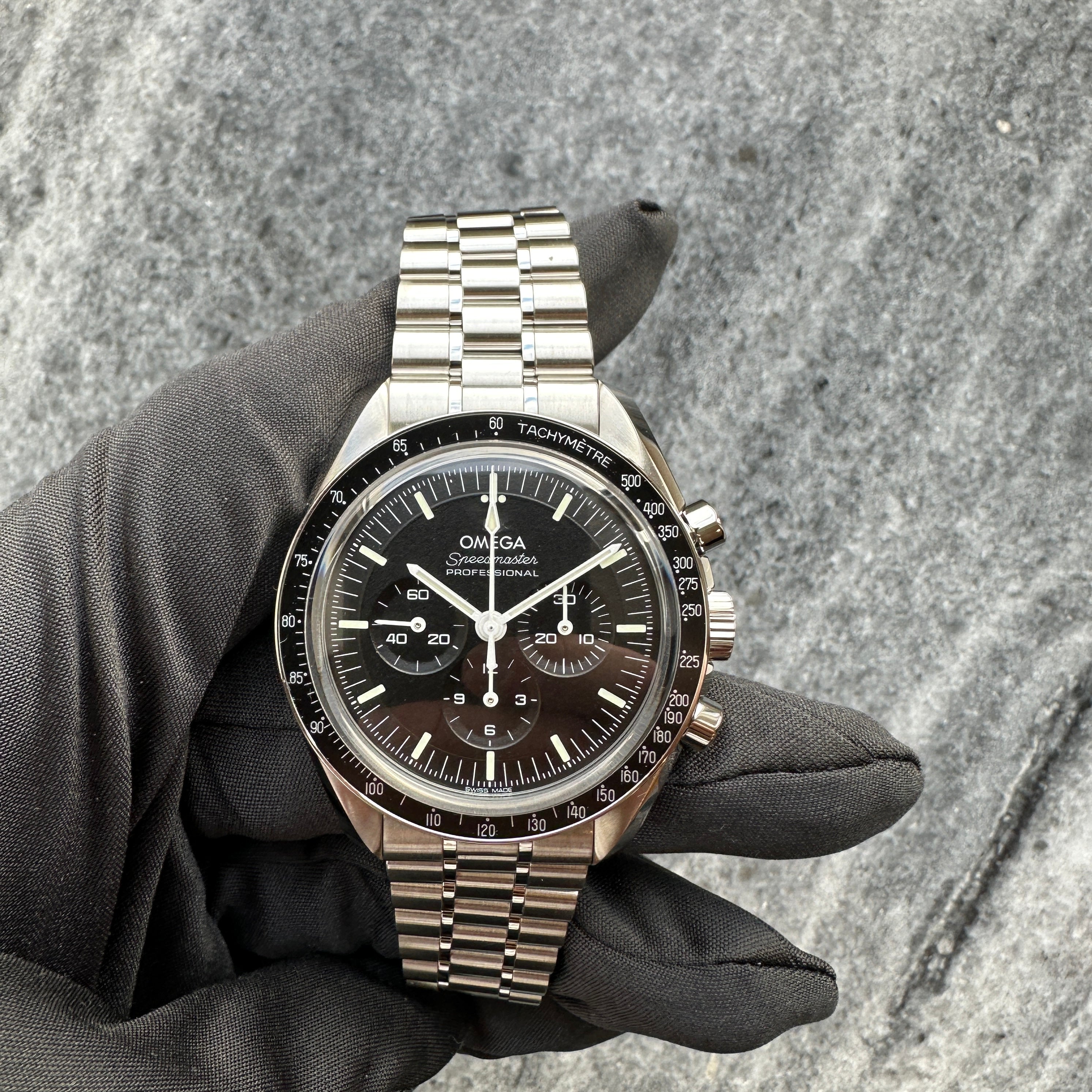 Omega Speedmaster Professional Moonwatch, Edelstahl, schwarzes Zifferblatt, silbernes Armband, mit Tachymeterskala