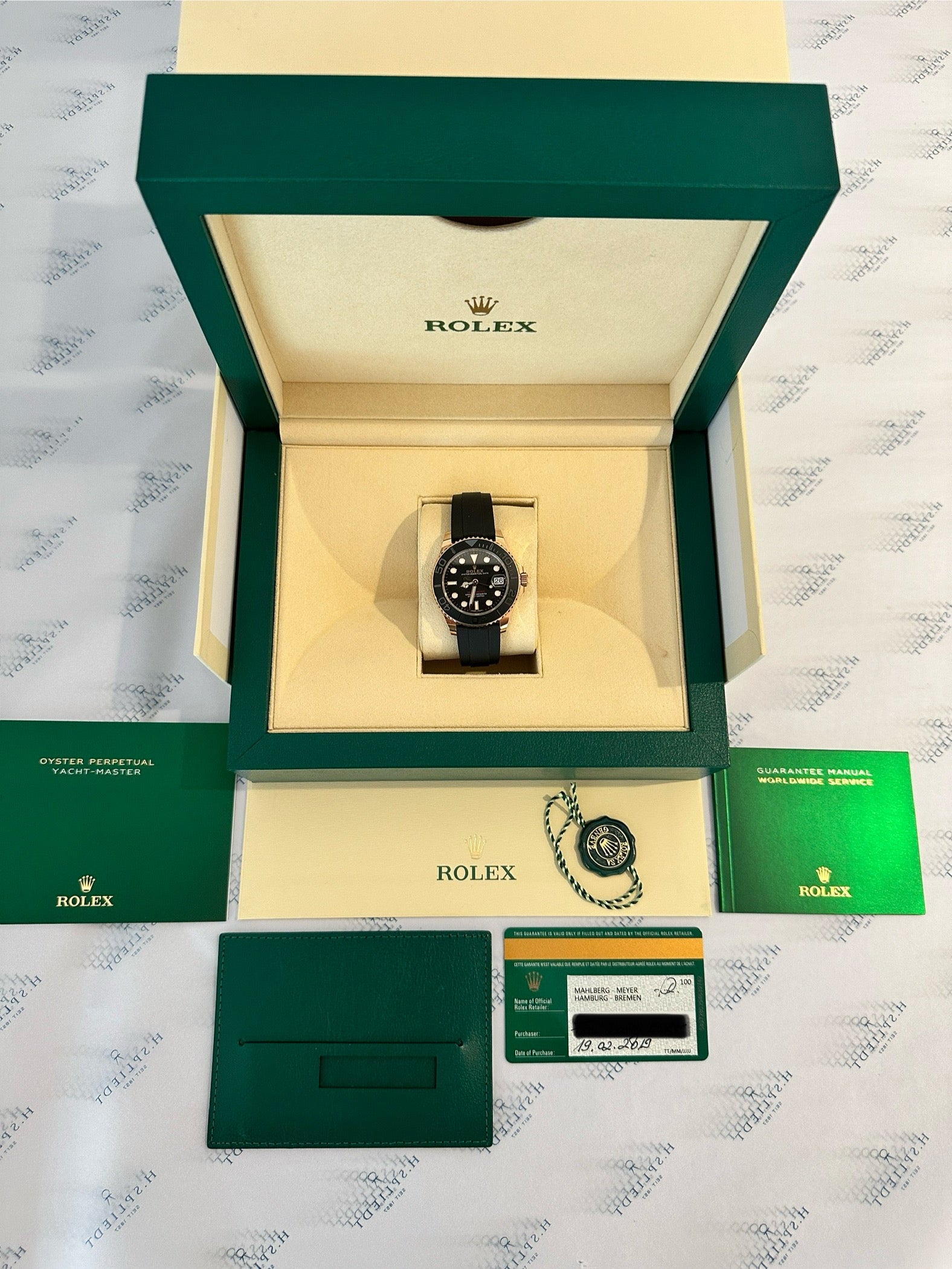 Rolex Yacht-Master 37 Everose Oysterflex im geöffneten Karton mit Papieren