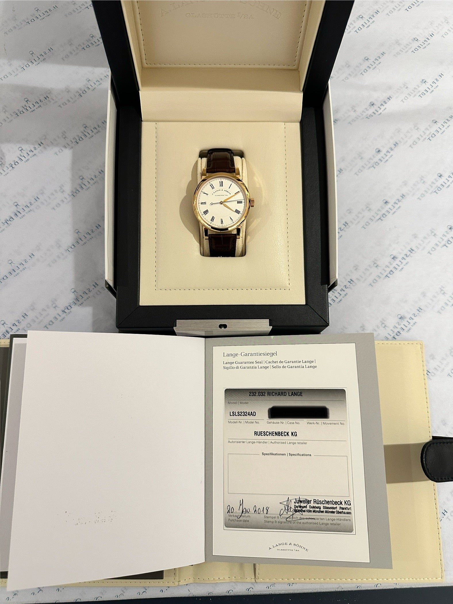 A. Lange & Söhne Richard Lange Uhr in Roségold im geöffneten Karton mit Garantiesiegel