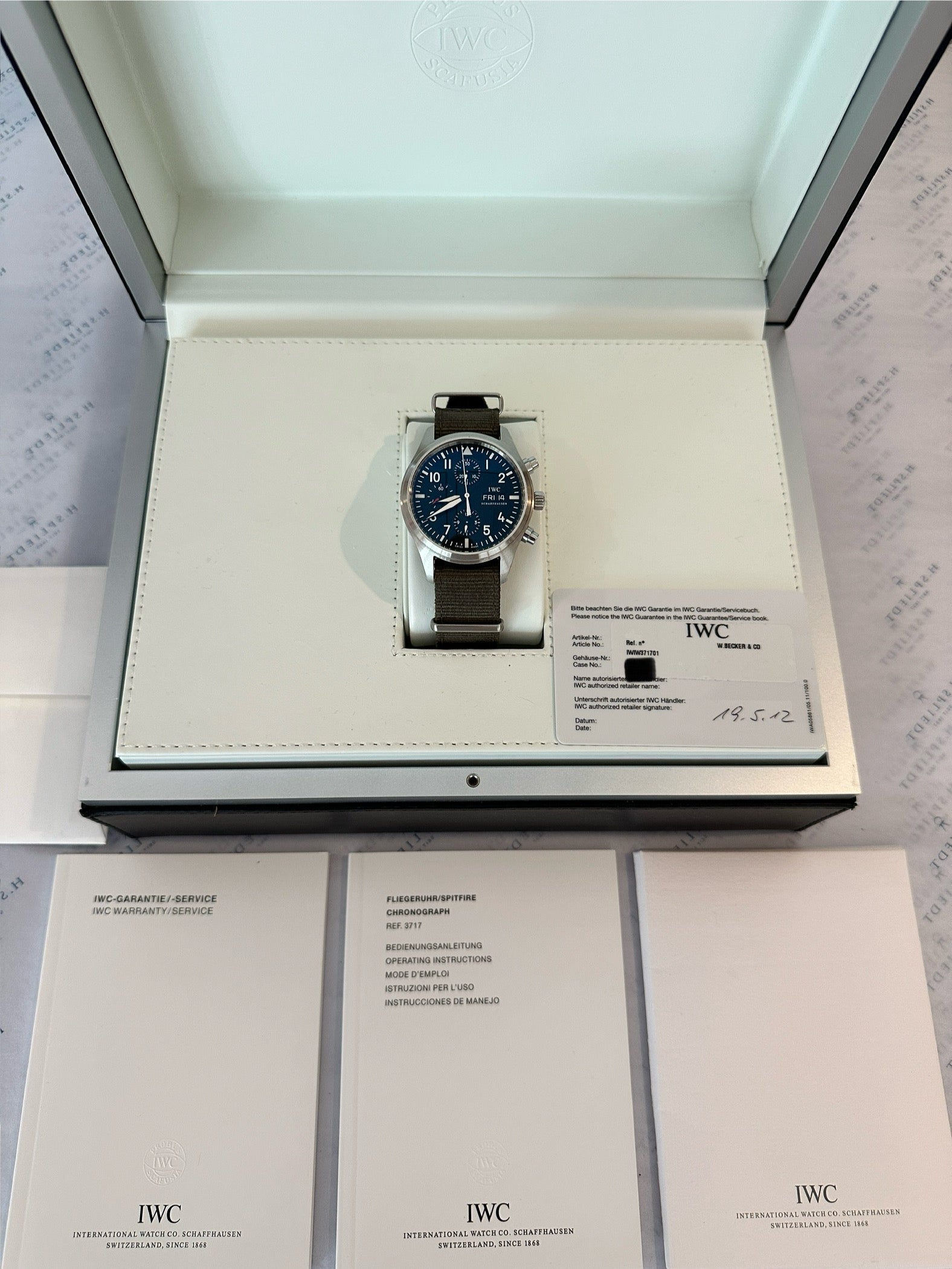 IWC Fliegeruhr Chronograph Ref. 371701 im geöffneten IWC Karton mit Dokumenten