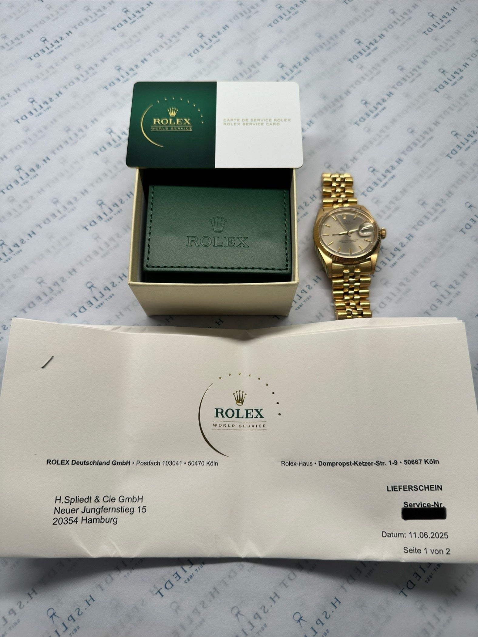 Rolex Datejust 36 Full Gold 1601 mit Servicepapieren und Box auf weißem Untergrund
