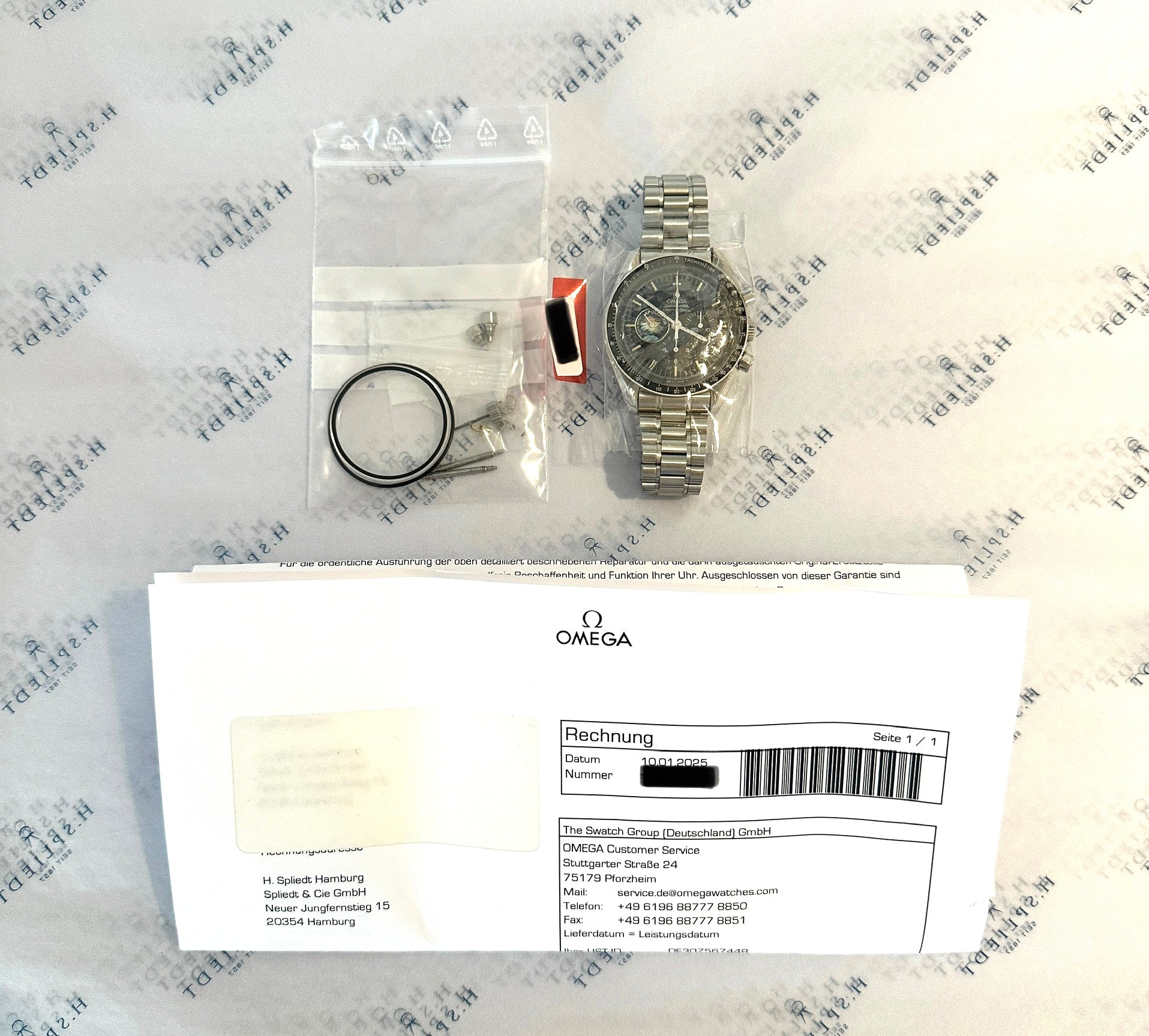 Omega Speedmaster Apollo 13 "Silver Snoopy" mit Service 2025 auf weißem Hintergrund