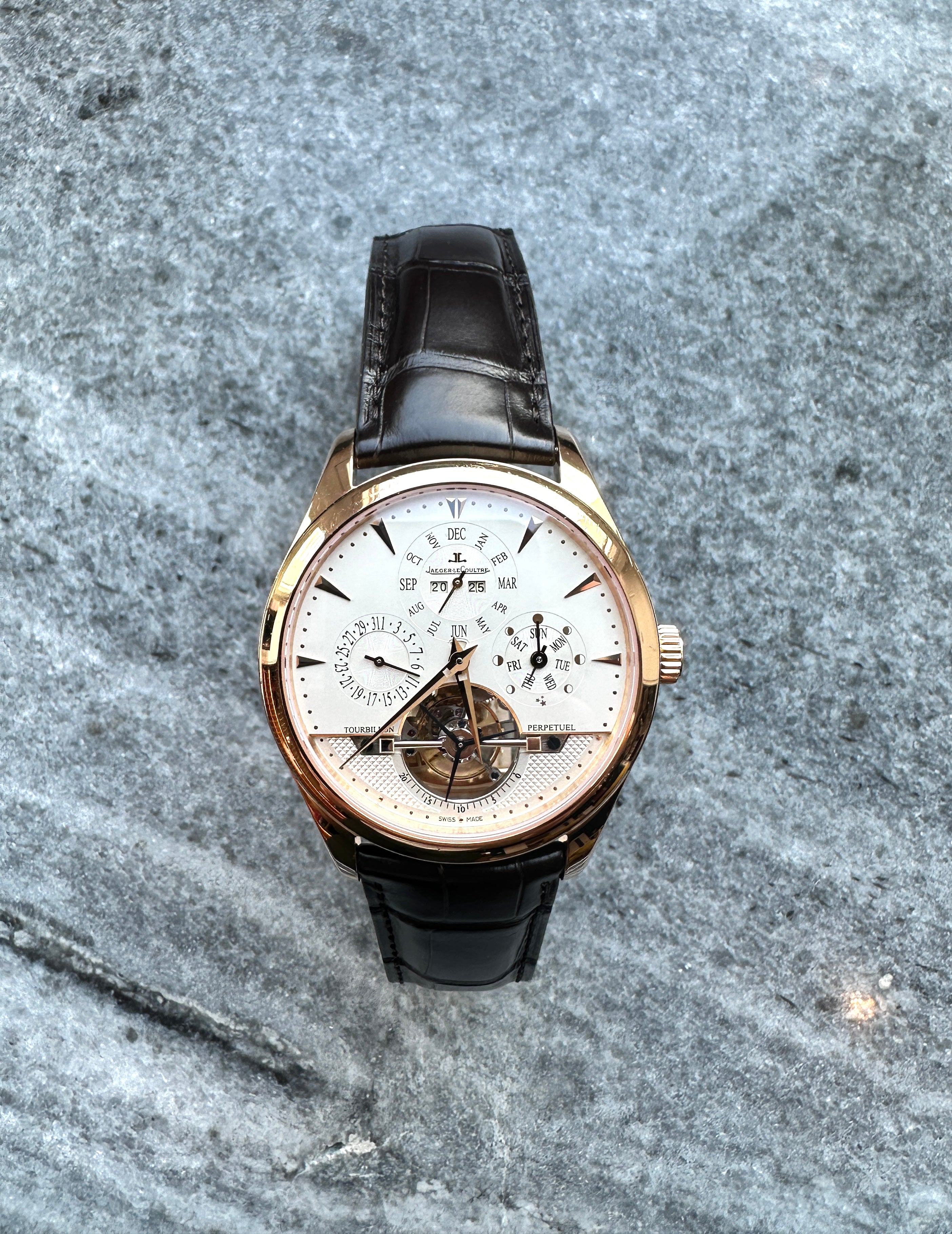Jaeger LeCoultre Master Grande Tradition Tourbillon Perpetual Calendar Roségold auf grauem Stein