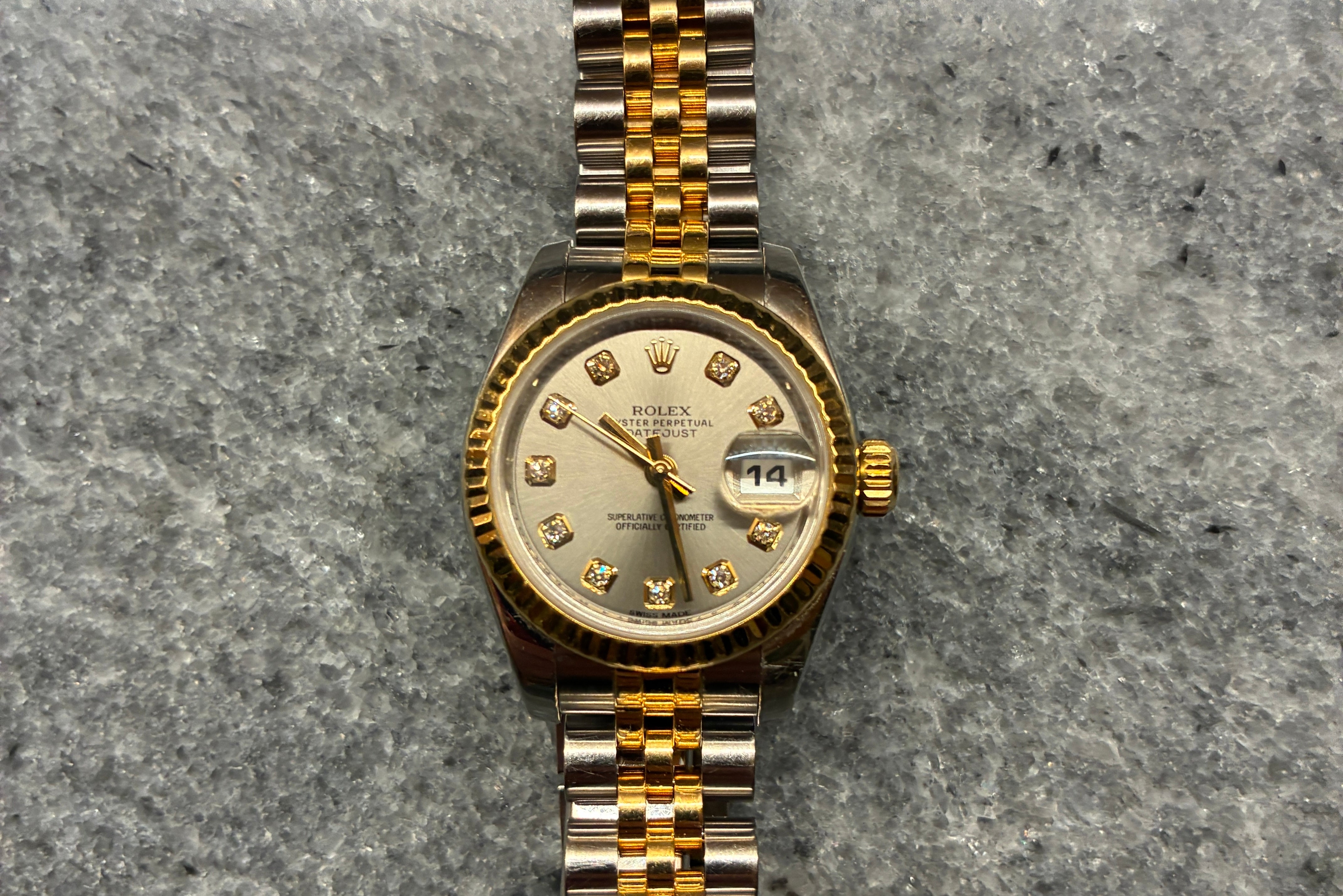 Rolex Lady-Datejust Bicolor mit Diamanten auf hellem Zifferblatt und geriffeltem Goldrand