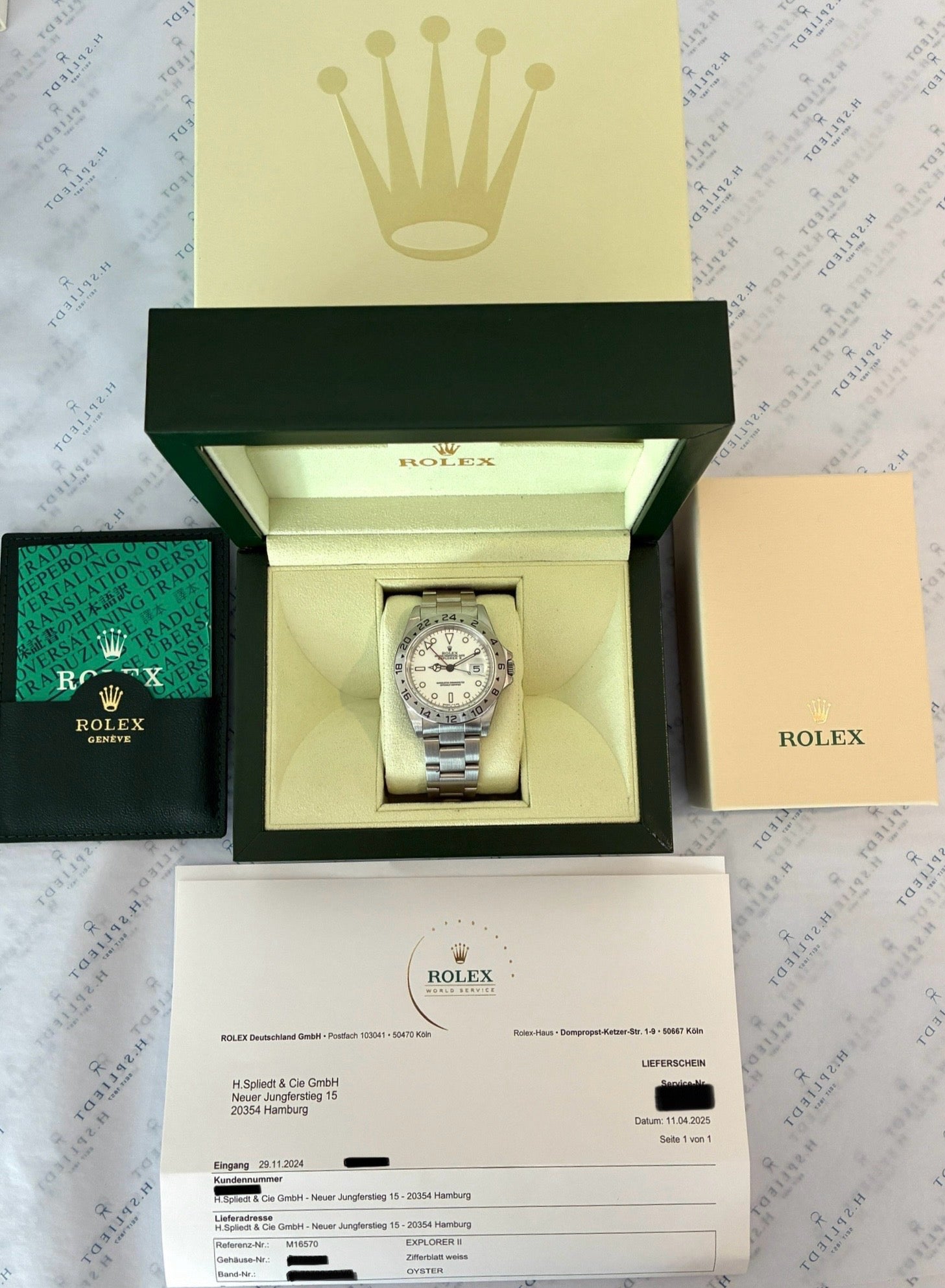 Rolex Explorer II im geöffneten Karton mit Papieren und beigefarbener Box, Ansicht von vorne