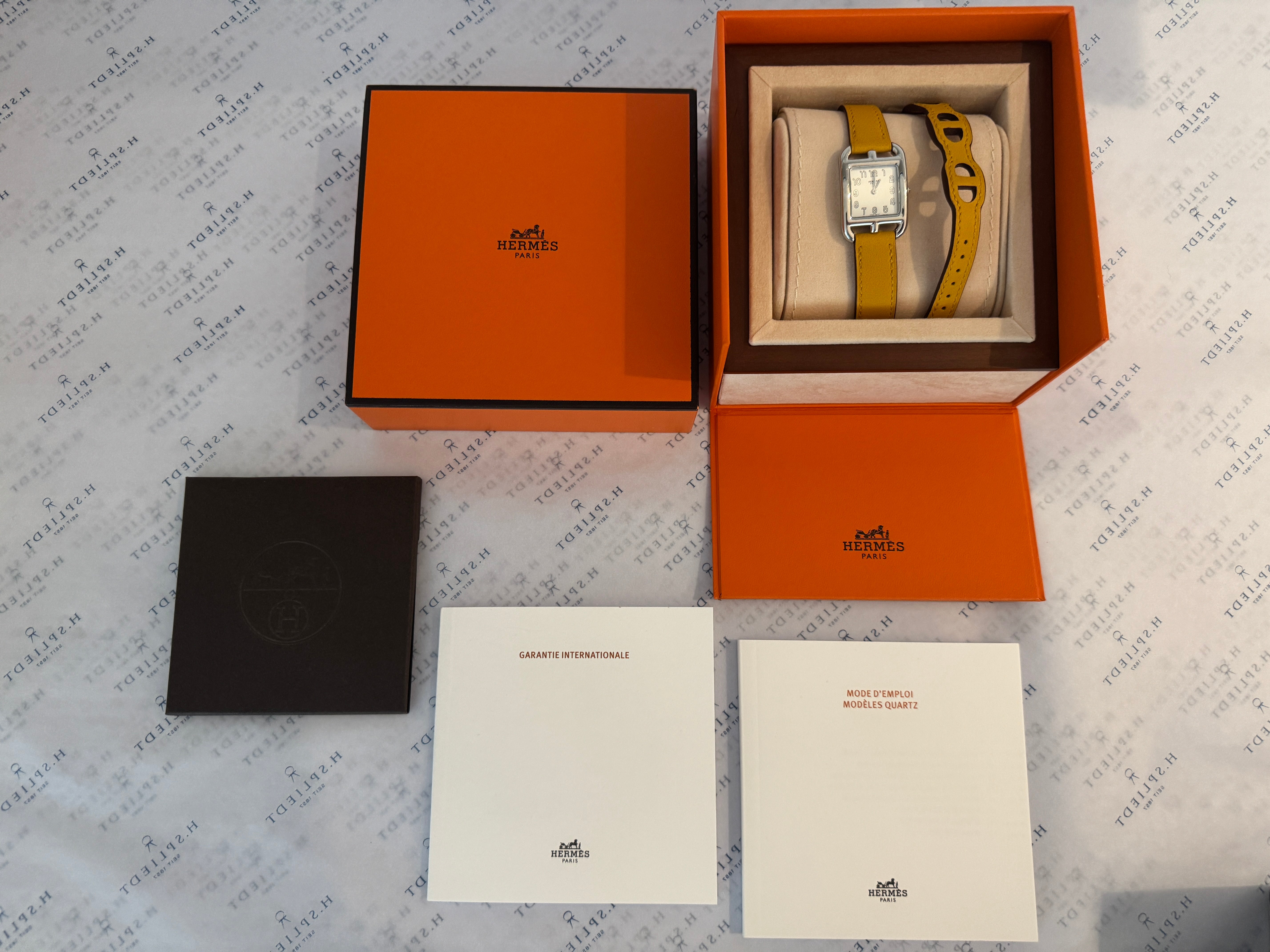 Hermès Cape Cod Quarz-Uhr in Stahl mit gelbem Lederarmband in originaler orangefarbener Box