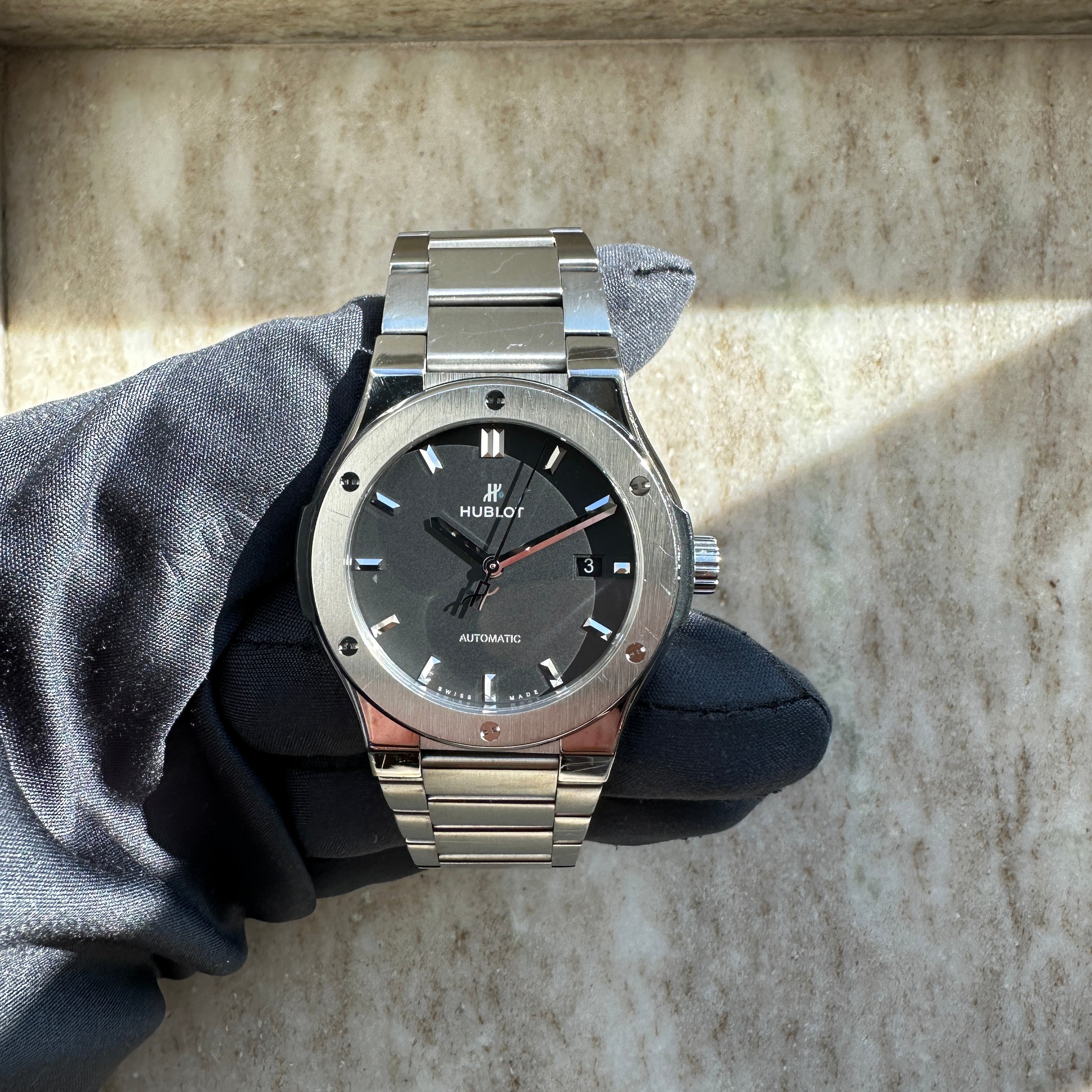 Hublot Classic Fusion 45mm Titan Automatik mit schwarzem Zifferblatt, Datum, Metallarmband