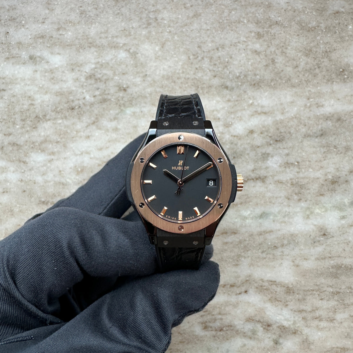 Hublot Classic Fusion Quartz 33mm Ceramic & Gold / Full Set + Invoice + 2nd Rubber + Travel Case / Germany Hublot Boutique 2022, Vorderansicht mit Zifferblatt, Krone und Armband