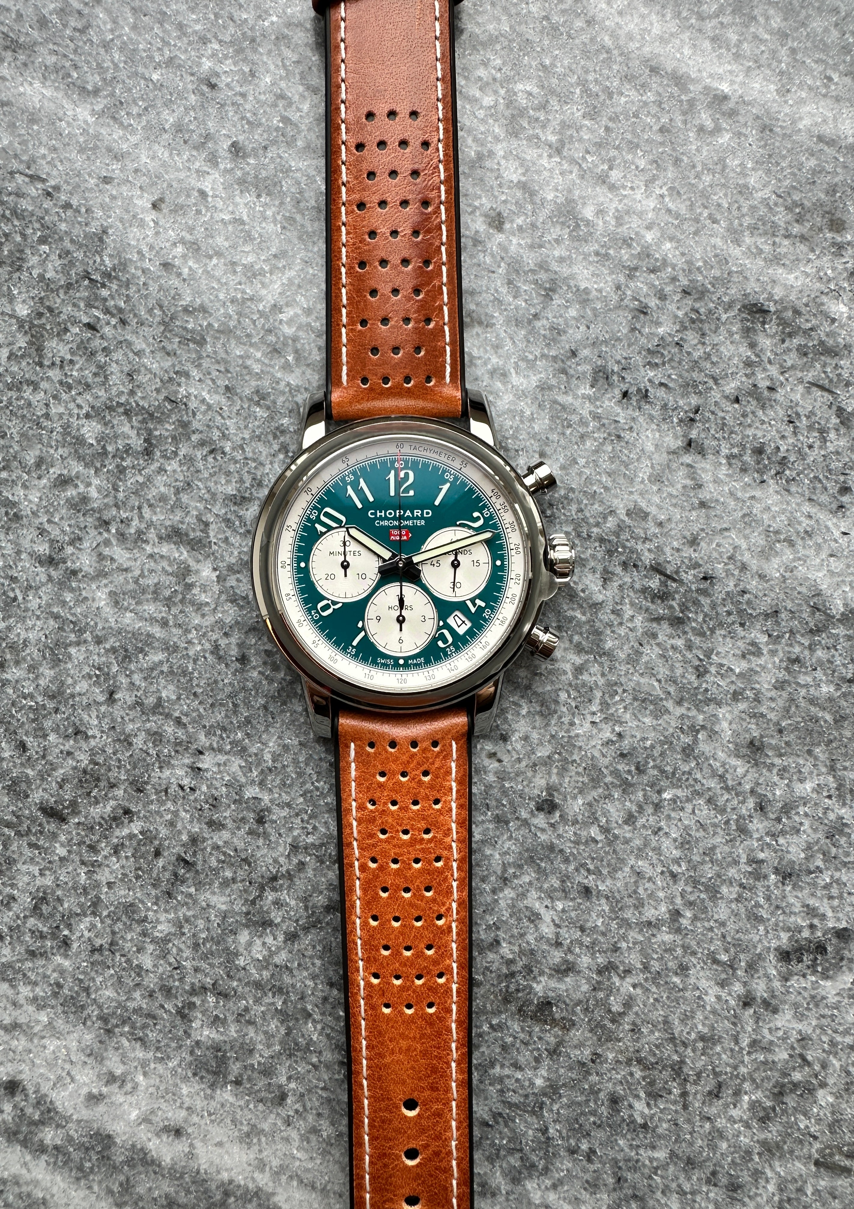 Chopard Mille Miglia SYLT Edition 1 of 50 Armbanduhr mit braunem Lochband auf grauem Stein