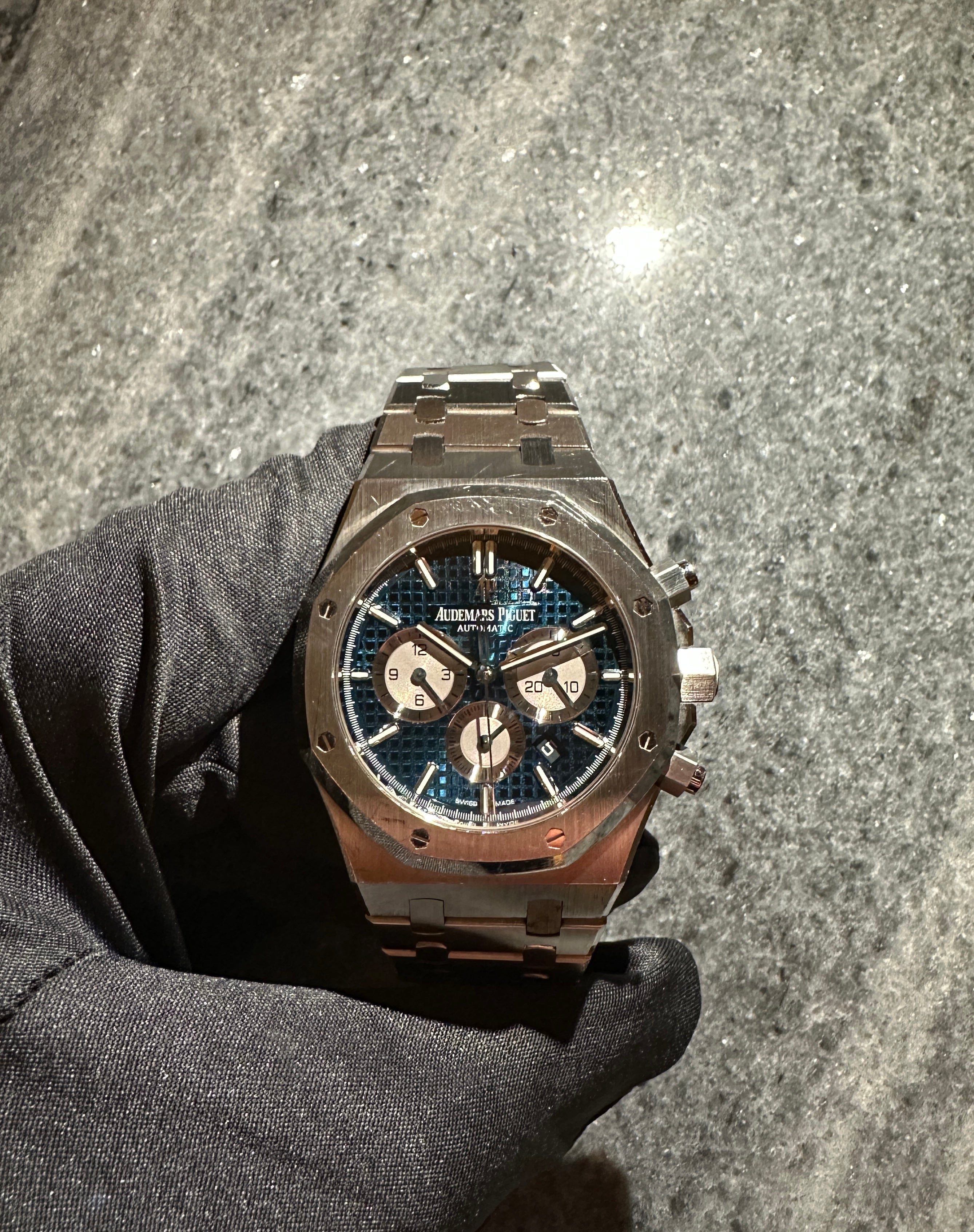 Audemars Piguet Royal Oak Chronograph Stahl Automatik blaues Zifferblatt auf Granithintergrund