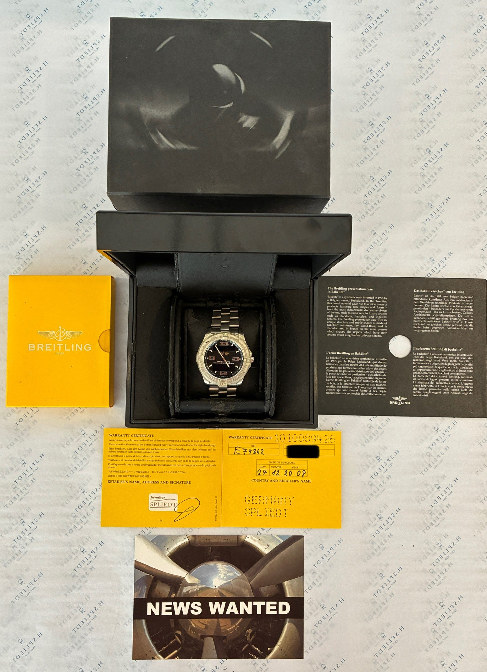 Breitling Aerospace Avantage mit schwarzem Zifferblatt in silberner Titan-Box auf bedrucktem Hintergrund