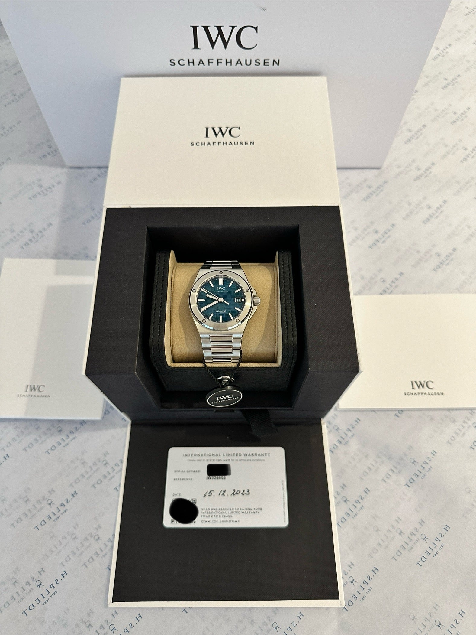 IWC Ingenieur Automatic Petrol Dial im geöffneten Karton mit Garantiezertifikat