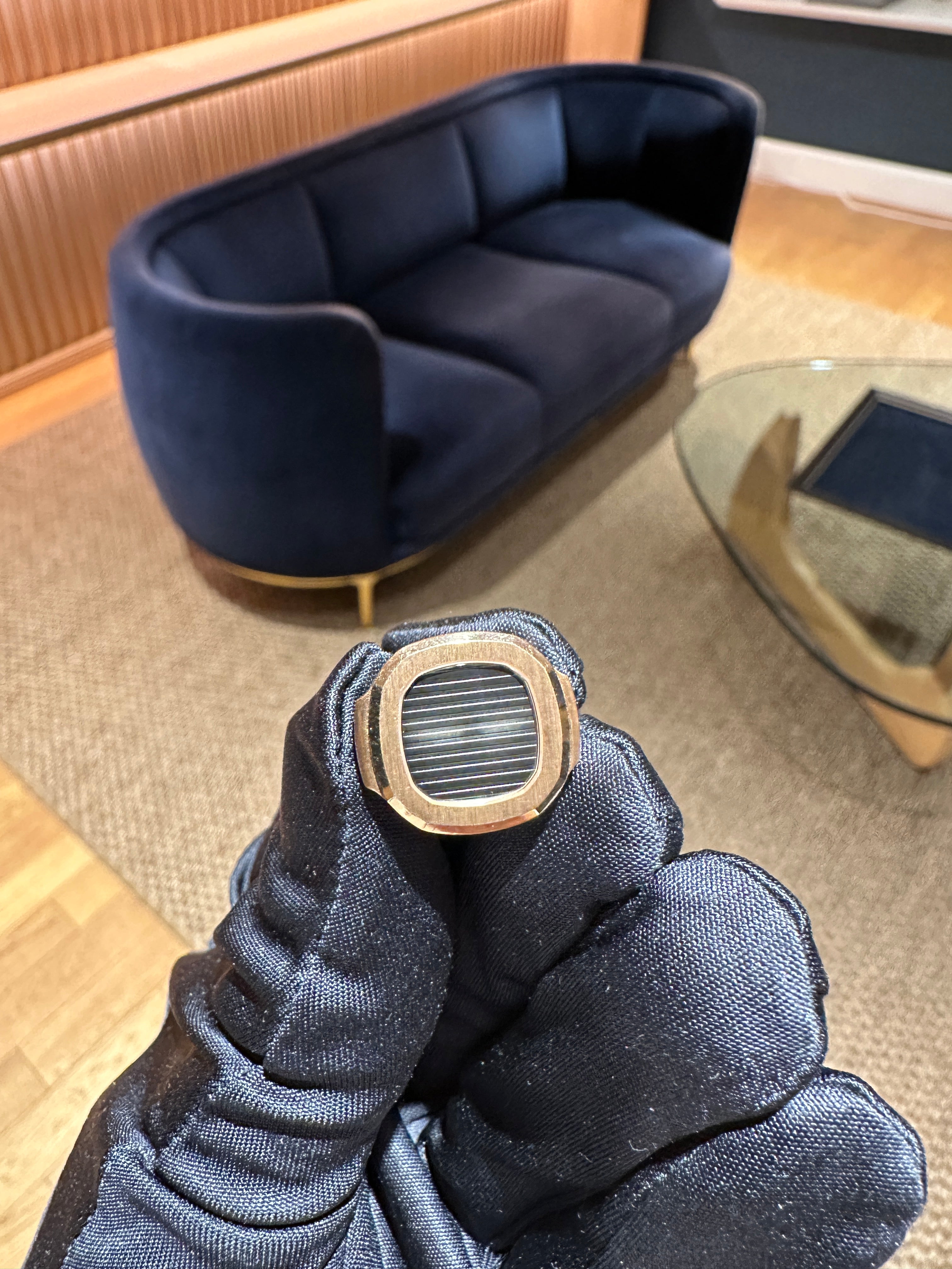 Patek Philippe Nautilus Manschettenknöpfe aus 18 K Roségold auf einem dunklen Hintergrund