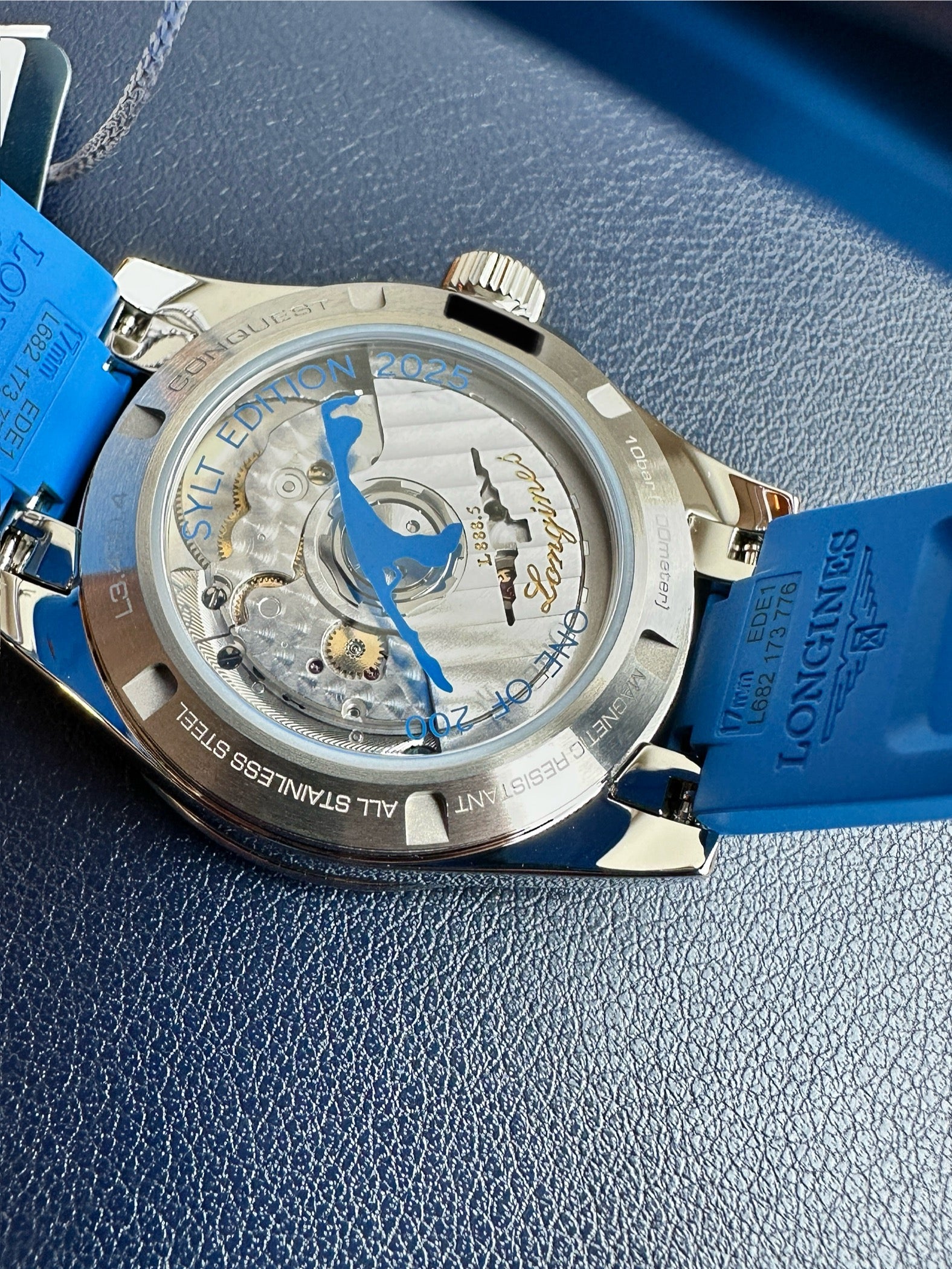 Rückseite einer Longines Conquest Lady Rubber SYLT EDITION 1 of 200 Uhr aus Edelstahl mit blauem Armband
