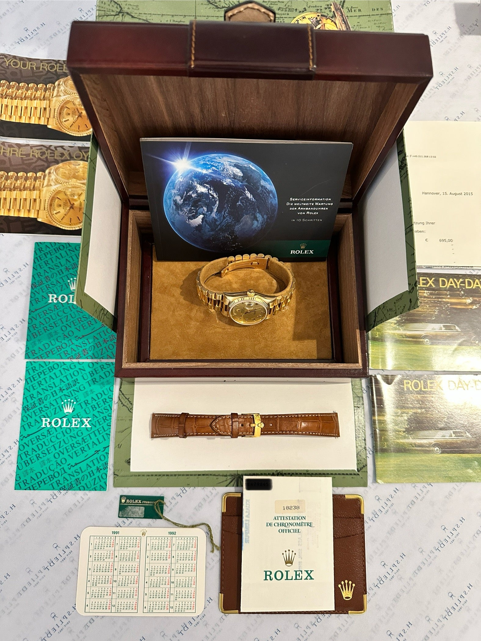 Rolex Day-Date 36 Gelbgold Uhr im geöffneten Holz-Etui mit Papieren und Lederarmband