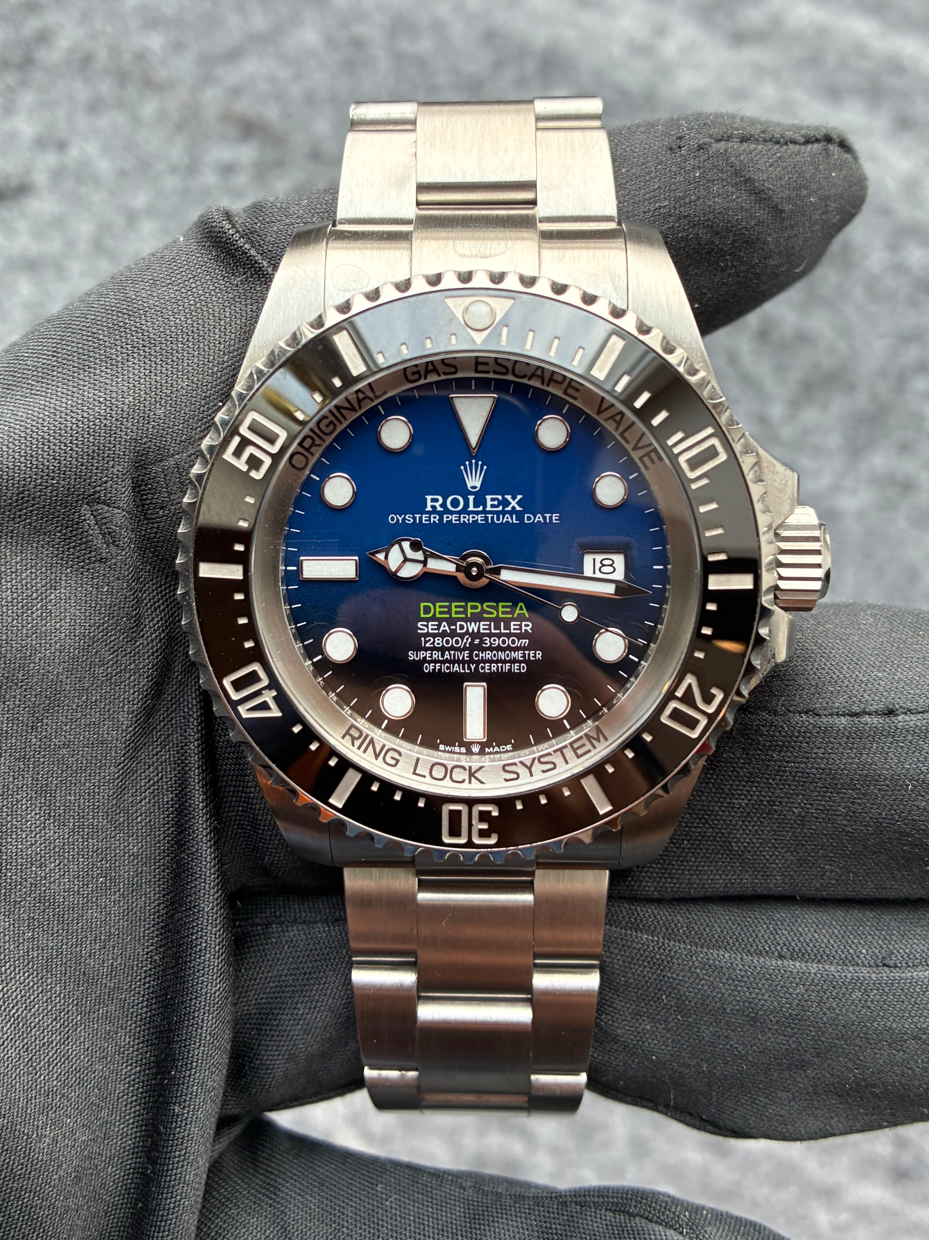 Rolex Sea-Dweller Deepsea Uhr aus Stahl mit blauem Zifferblatt in Frontalansicht