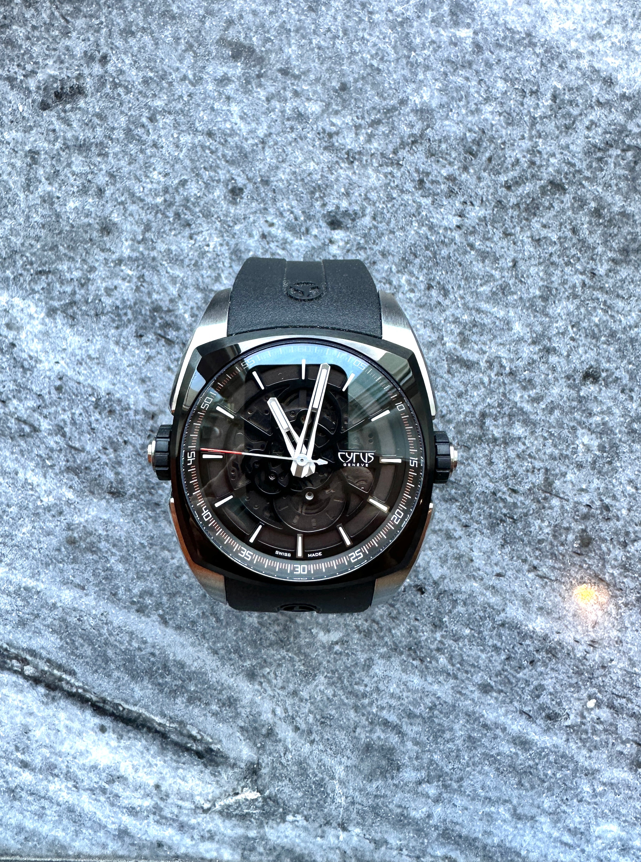 Cyrus Klepcys Solo Tempo, schwarzes skelettiertes Zifferblatt mit silbernen Indizes, Stahlgehäuse, schwarzes Kautschukband…