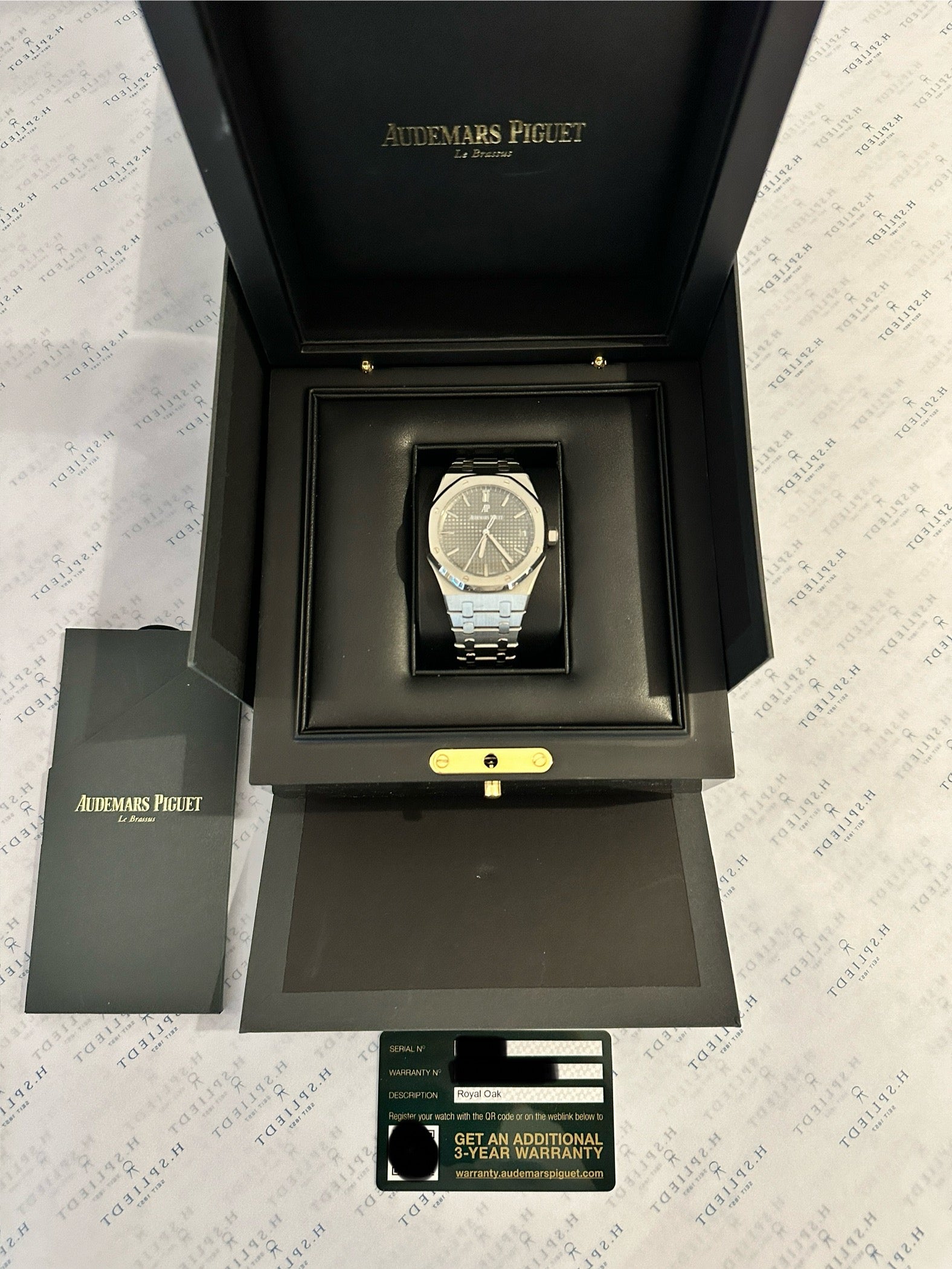 Audemars Piguet Royal Oak 15500ST mit grauem Zifferblatt in geöffneter Box mit Garantiekarte