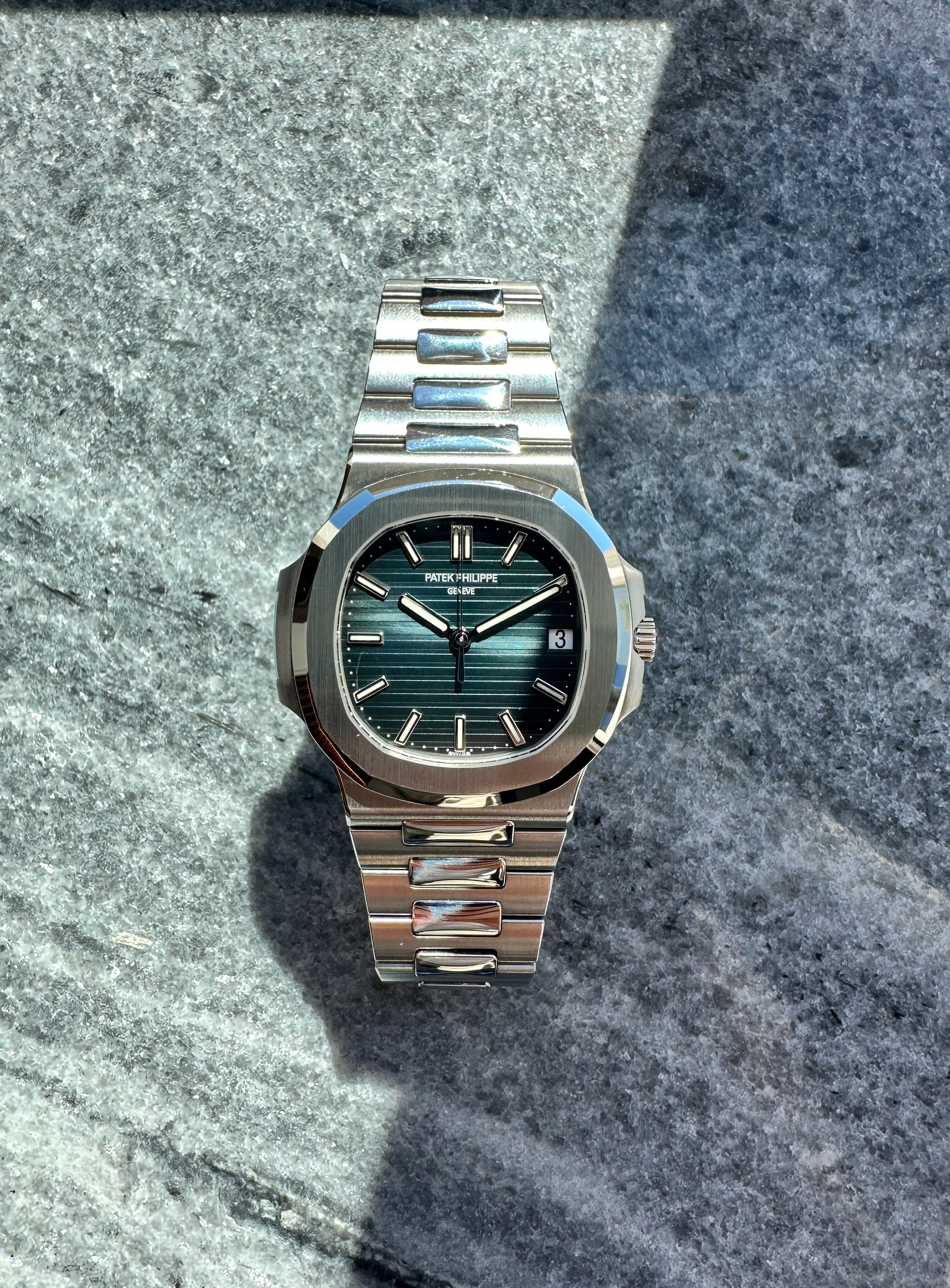 Patek Philippe Nautilus 5711/1A-010 mit blauem Zifferblatt und Stahlarmband auf Steinhintergrund