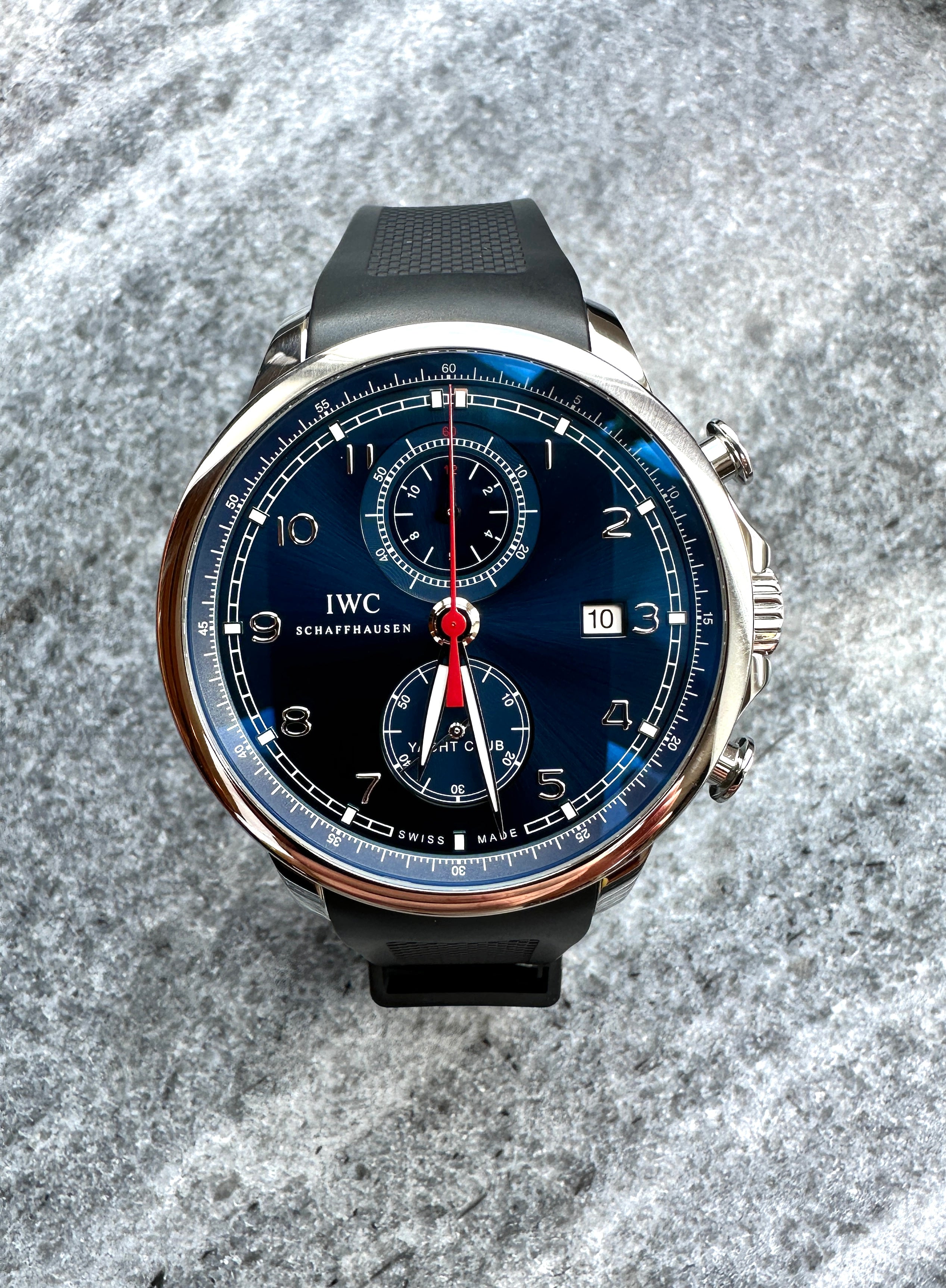 IWC Portuguese Yacht Club Chronograph mit blauem Zifferblatt und silbernen Zeigern auf grauem Steinuntergrund