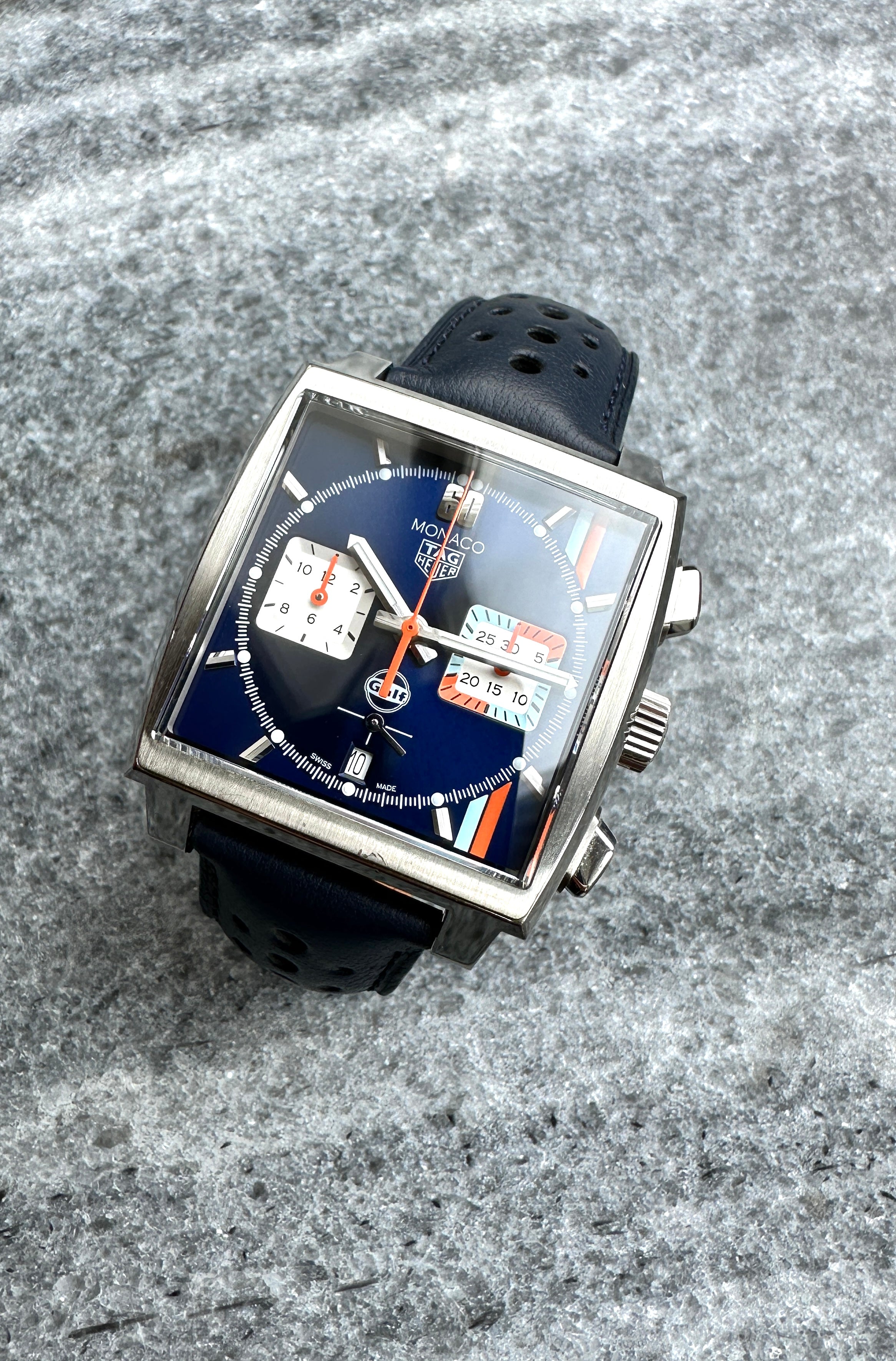 Tag Heuer Monaco Gulf im Detail, quadratisches Stahlgehäuse, blaues Zifferblatt, drei Zeiger, drei Zähler, Lederarmband