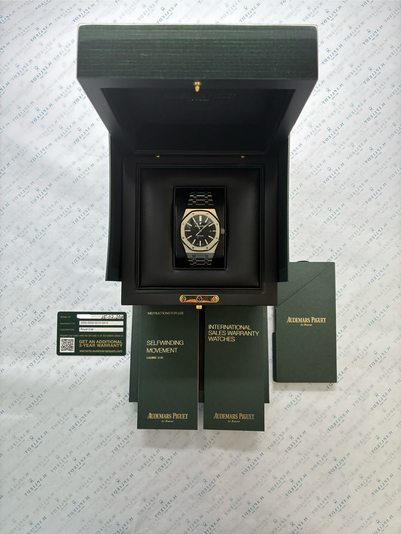 Audemars Piguet Royal Oak 41 mm aus Edelstahl in einer Präsentationsbox mit Garantiekarte und Begleitpapieren