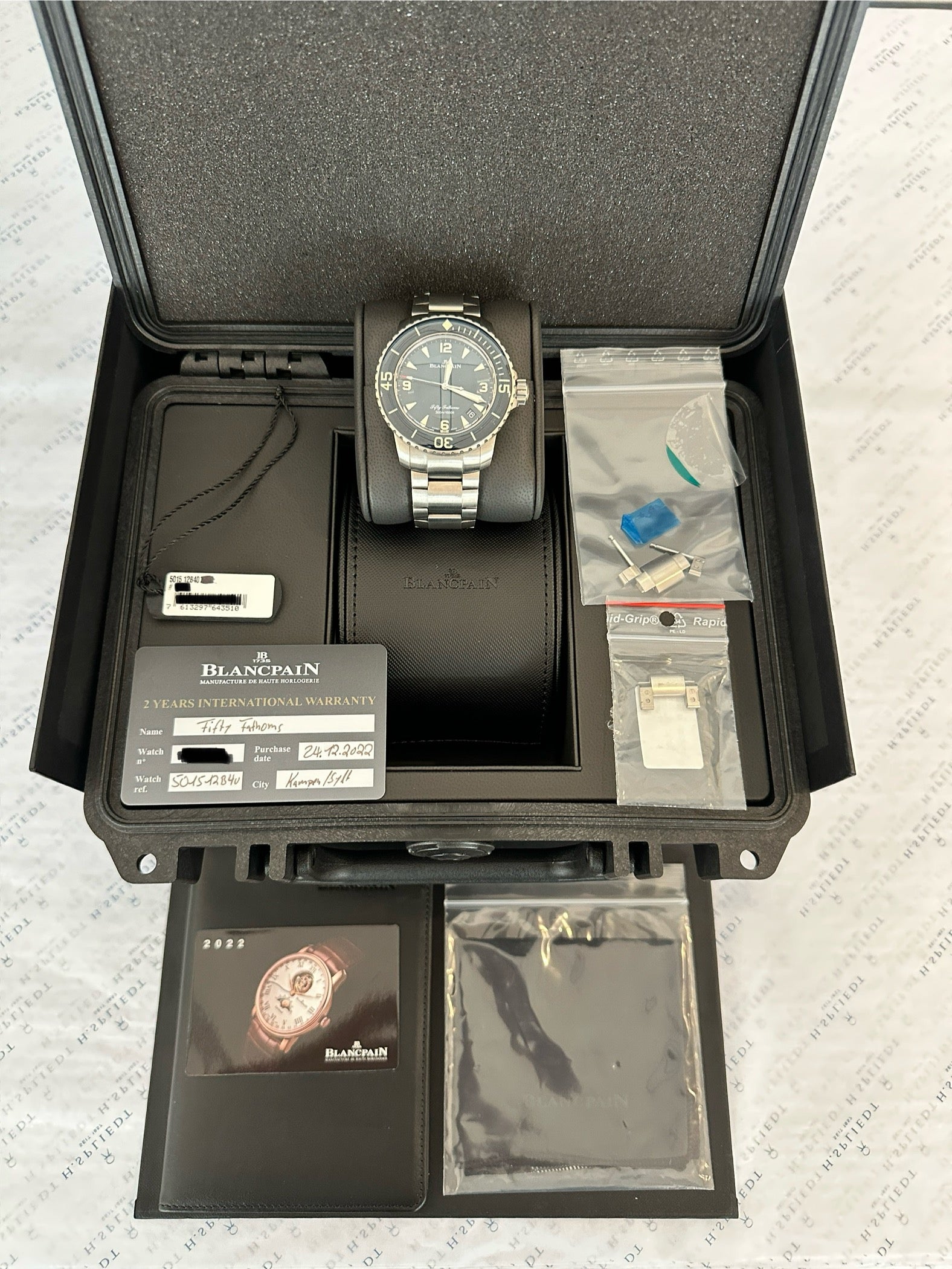 Blancpain Fifty Fathoms Automatique 45mm in Titan mit schwarzem Zifferblatt in geöffnetem Koffer