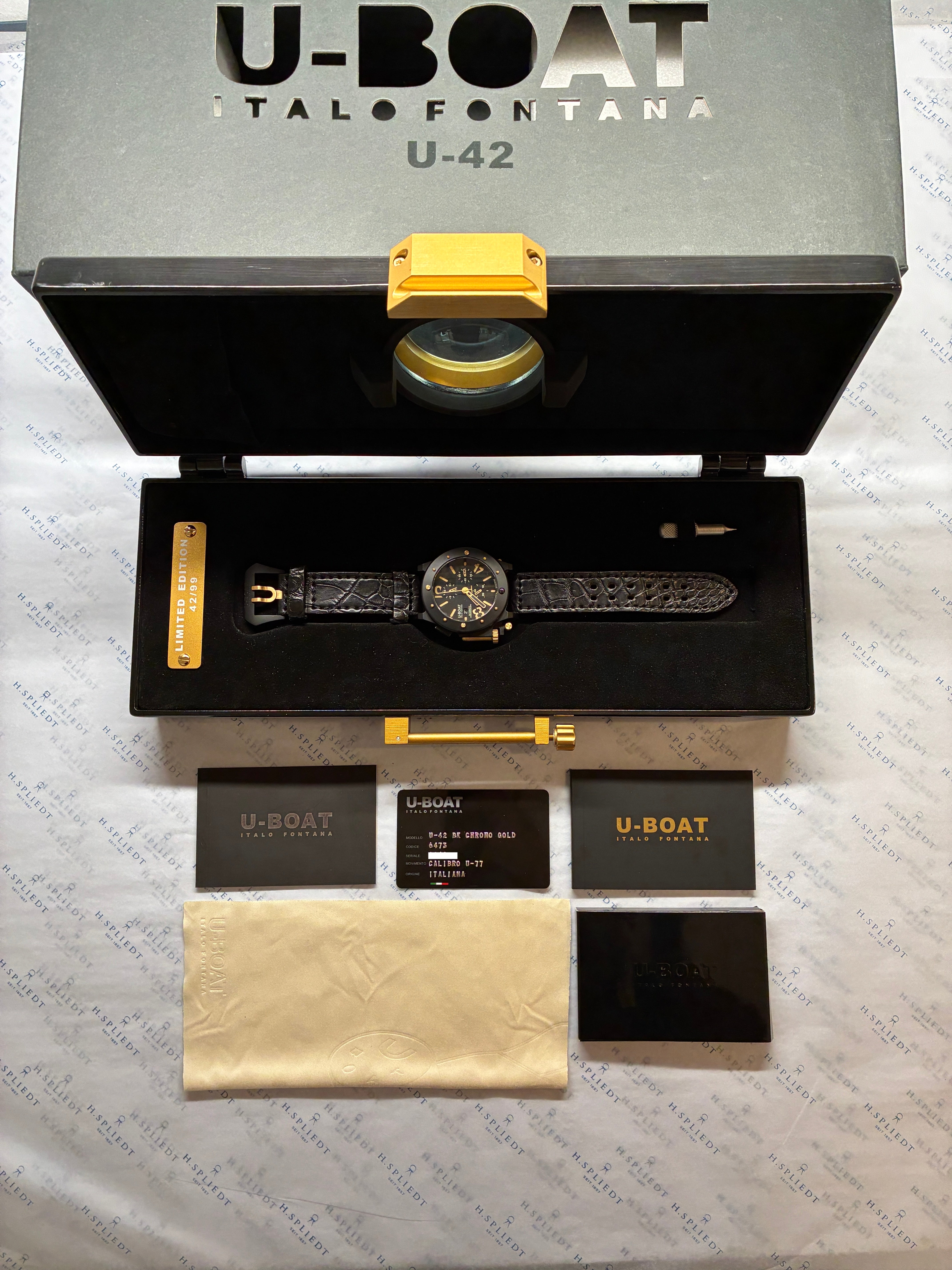 Eine U-Boat U-42 mit schwarzem Zifferblatt und Krokolederarmband, im geschlossenen schwarzen Kasten mit goldener Schnalle, dazu Papiere