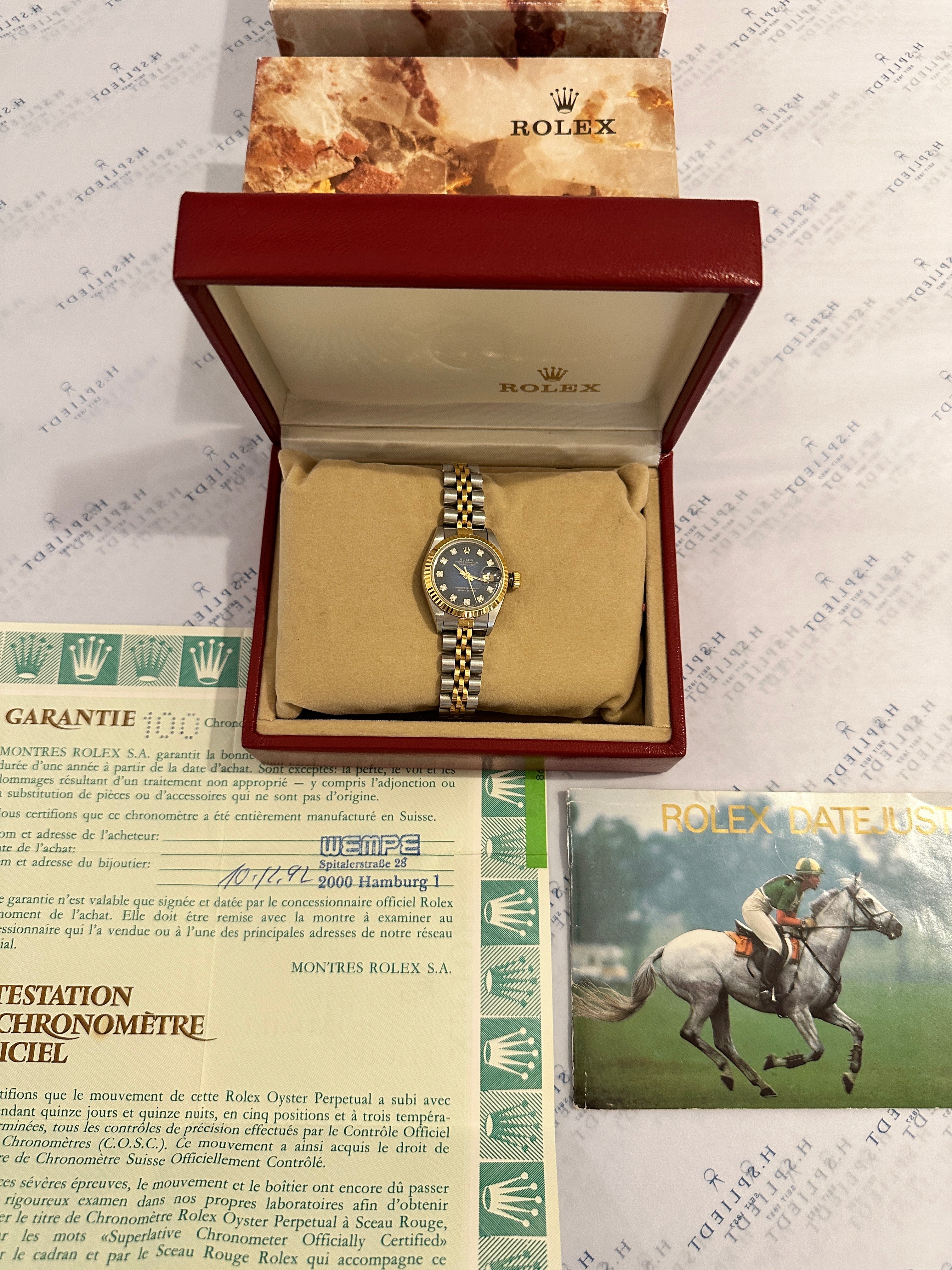 Rolex Lady-Datejust 26mm mit blauem Zifferblatt und Gold-Stahl-Armband in geöffneter Box
