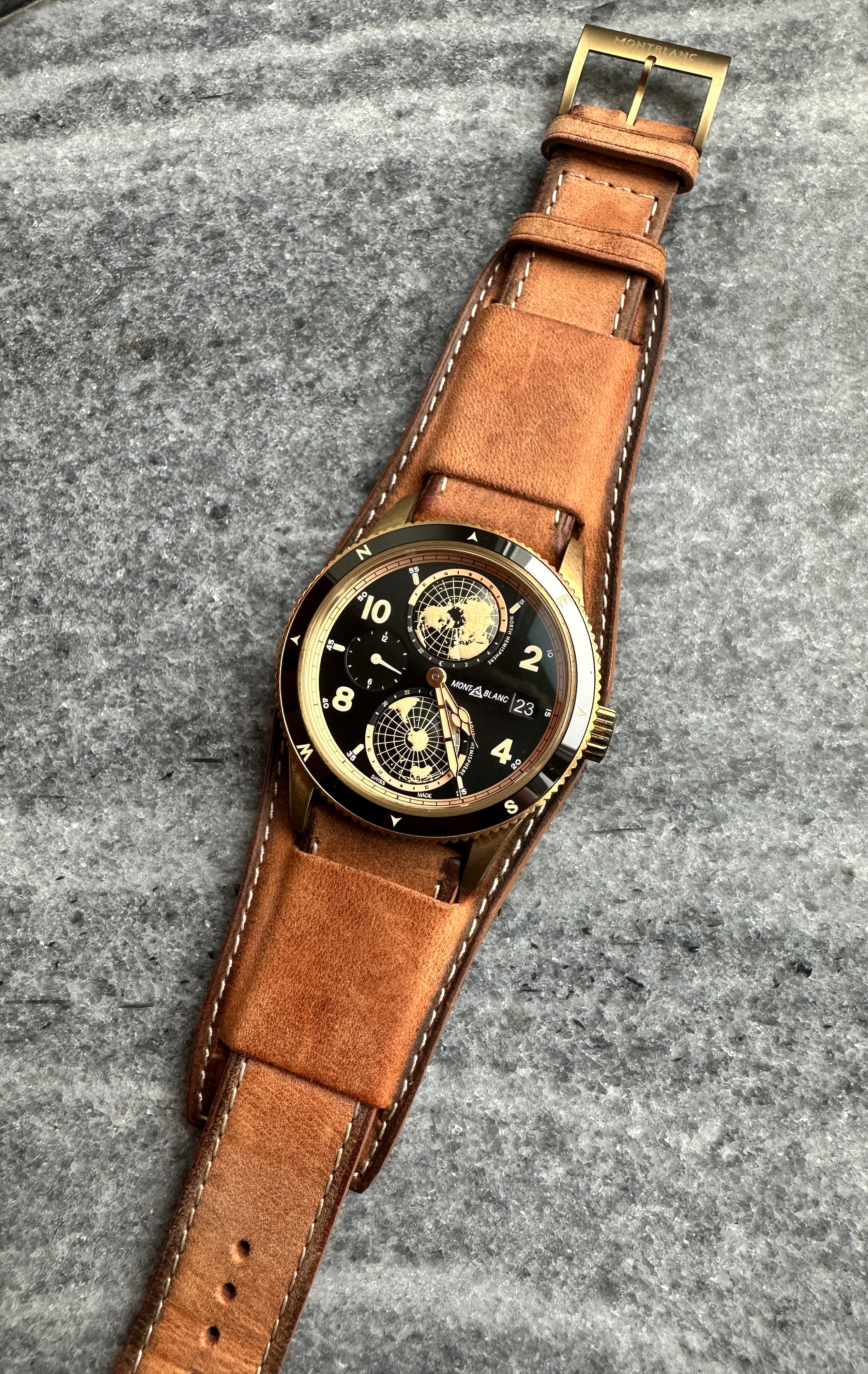 Montblanc 1858 Geosphere 2023 bronze mit Lederband auf Steingrund