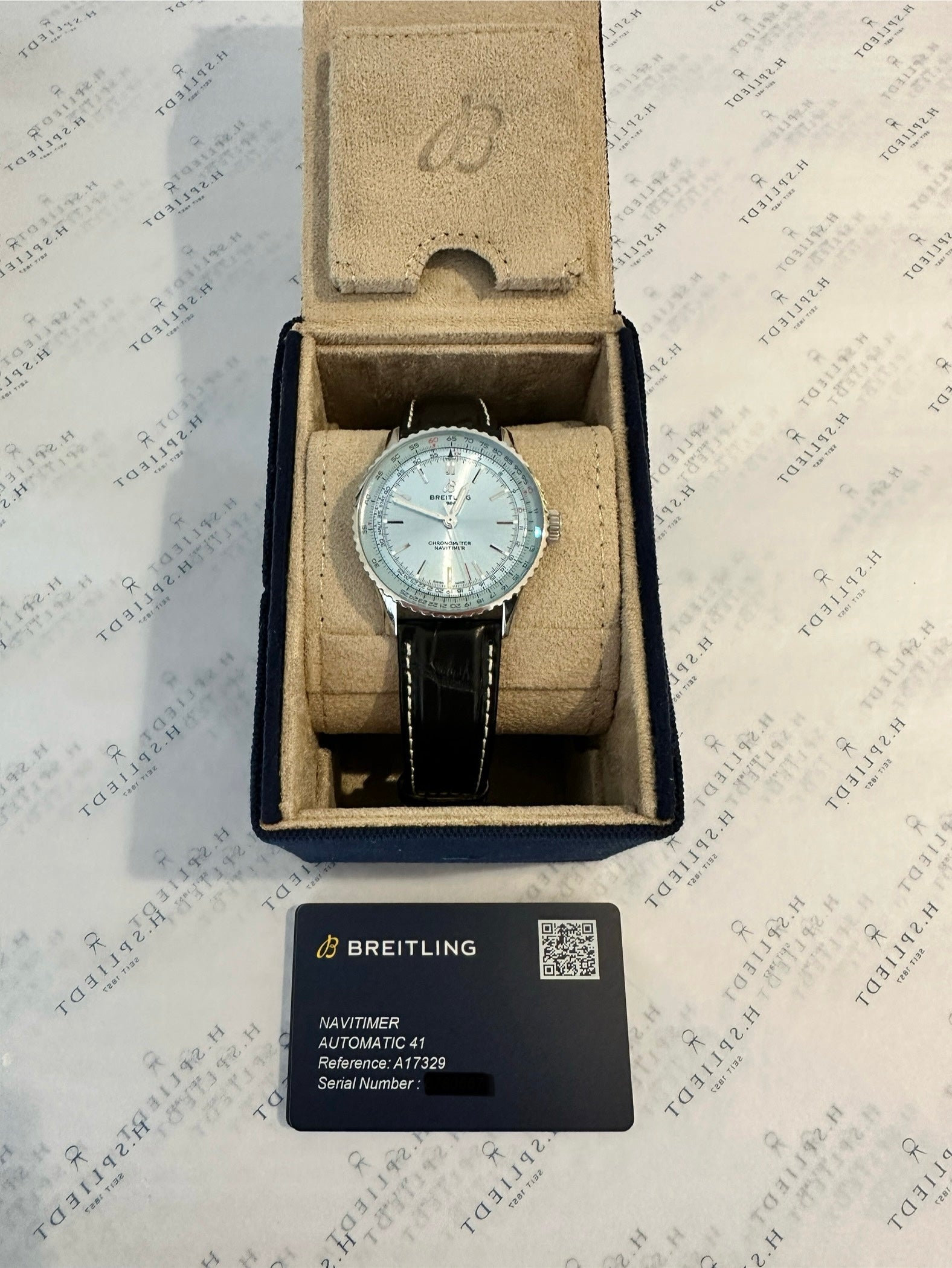 Breitling Navitimer Automatic 41 IceBlue in geöffneter Box, mit schwarzem Lederband