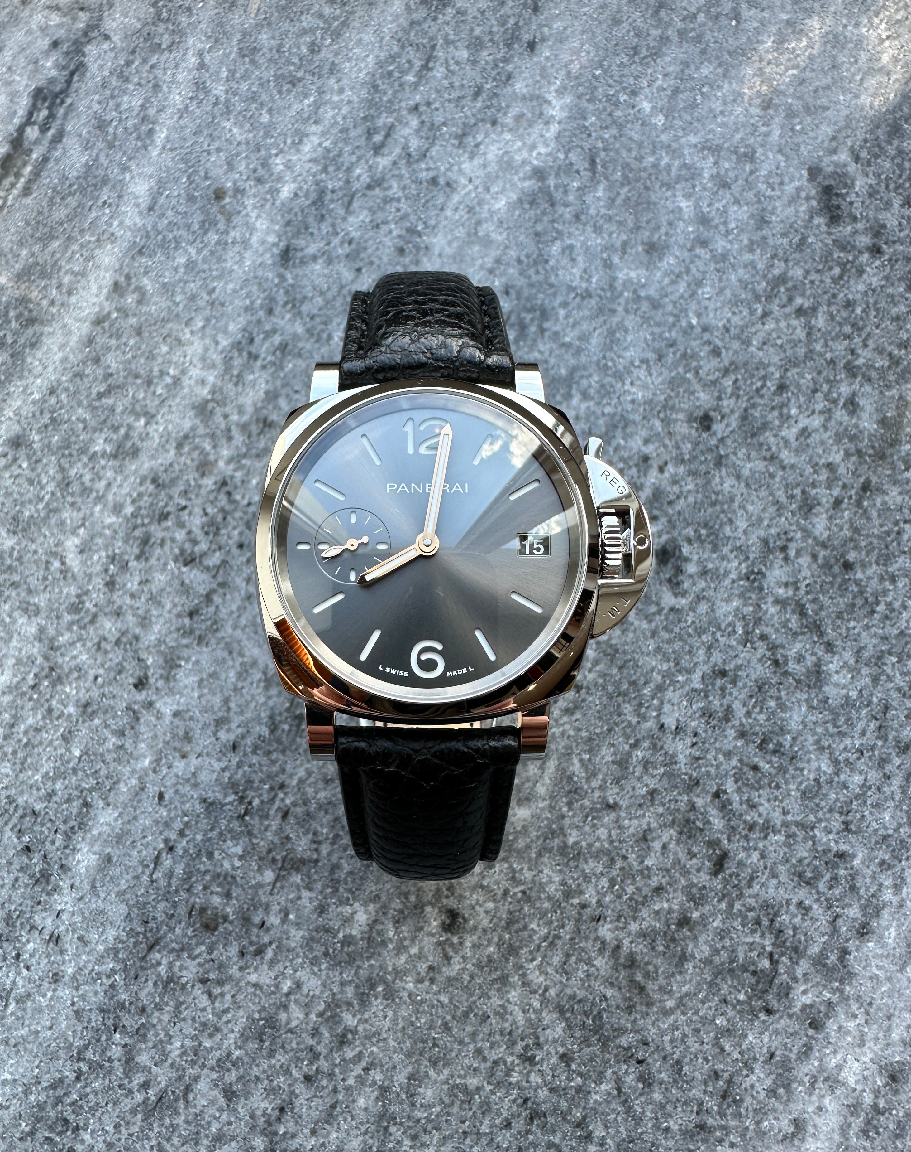 Panerai Luminor Due 38mm im Detail von oben auf Steingrund mit schwarzem Lederarmband