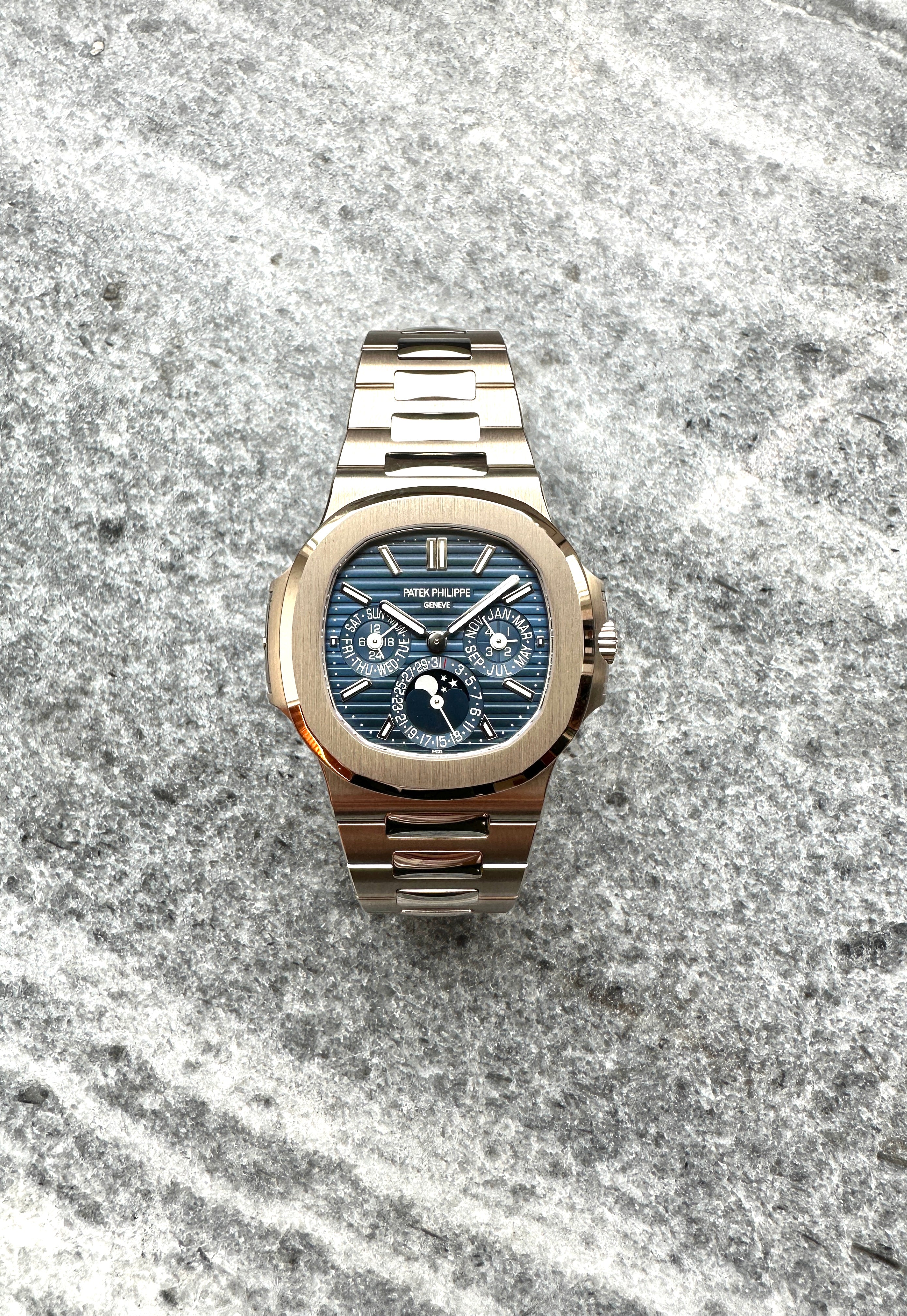 Patek Philippe Nautilus Perpetual Calendar aus Weißgold auf Steingrund, Ansicht von vorne