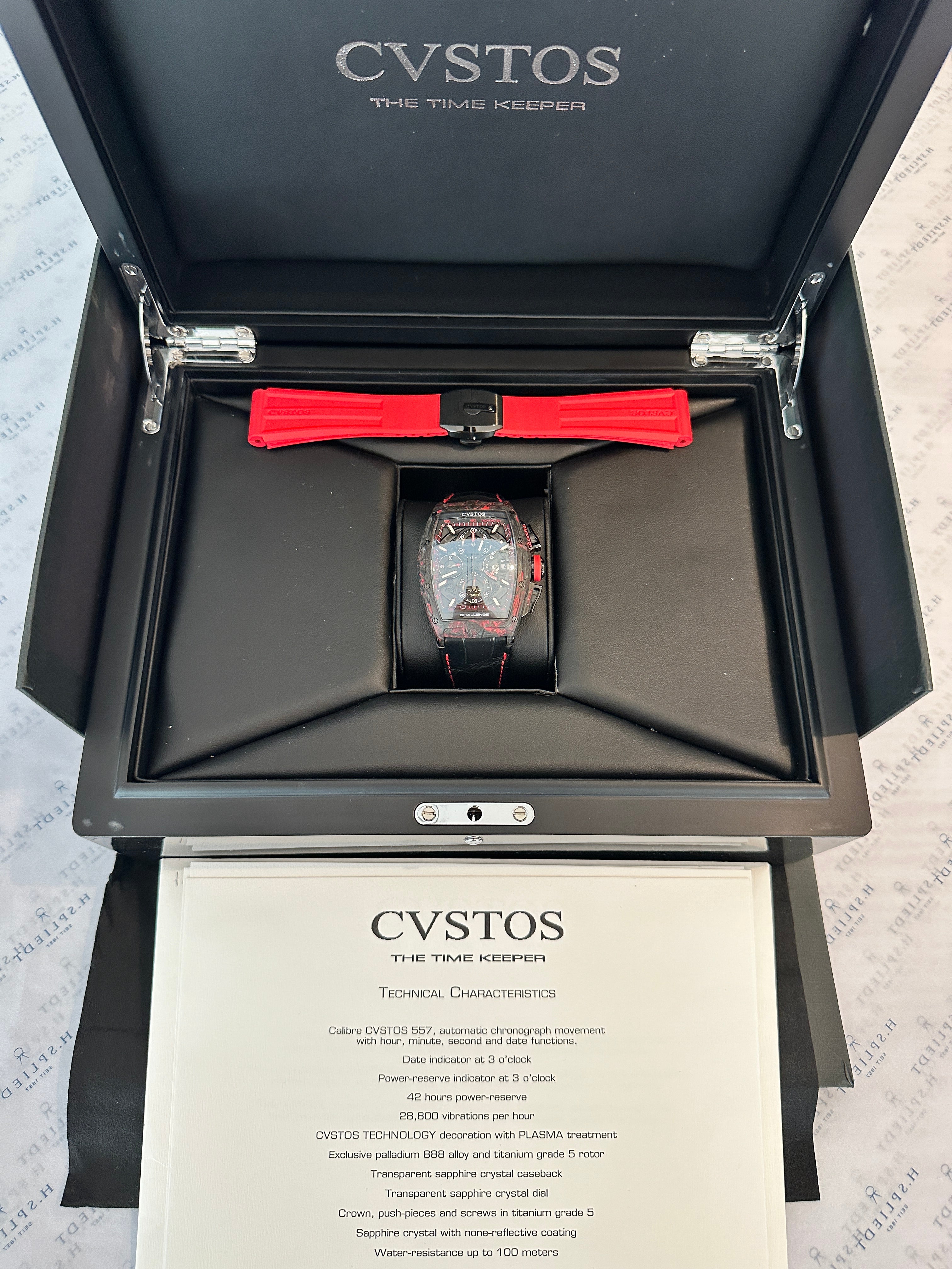Cvstos Challenge Chrono II Red gebrauchte Uhr in geöffneter schwarzer Schatulle mit roten Armband und Dokumentation