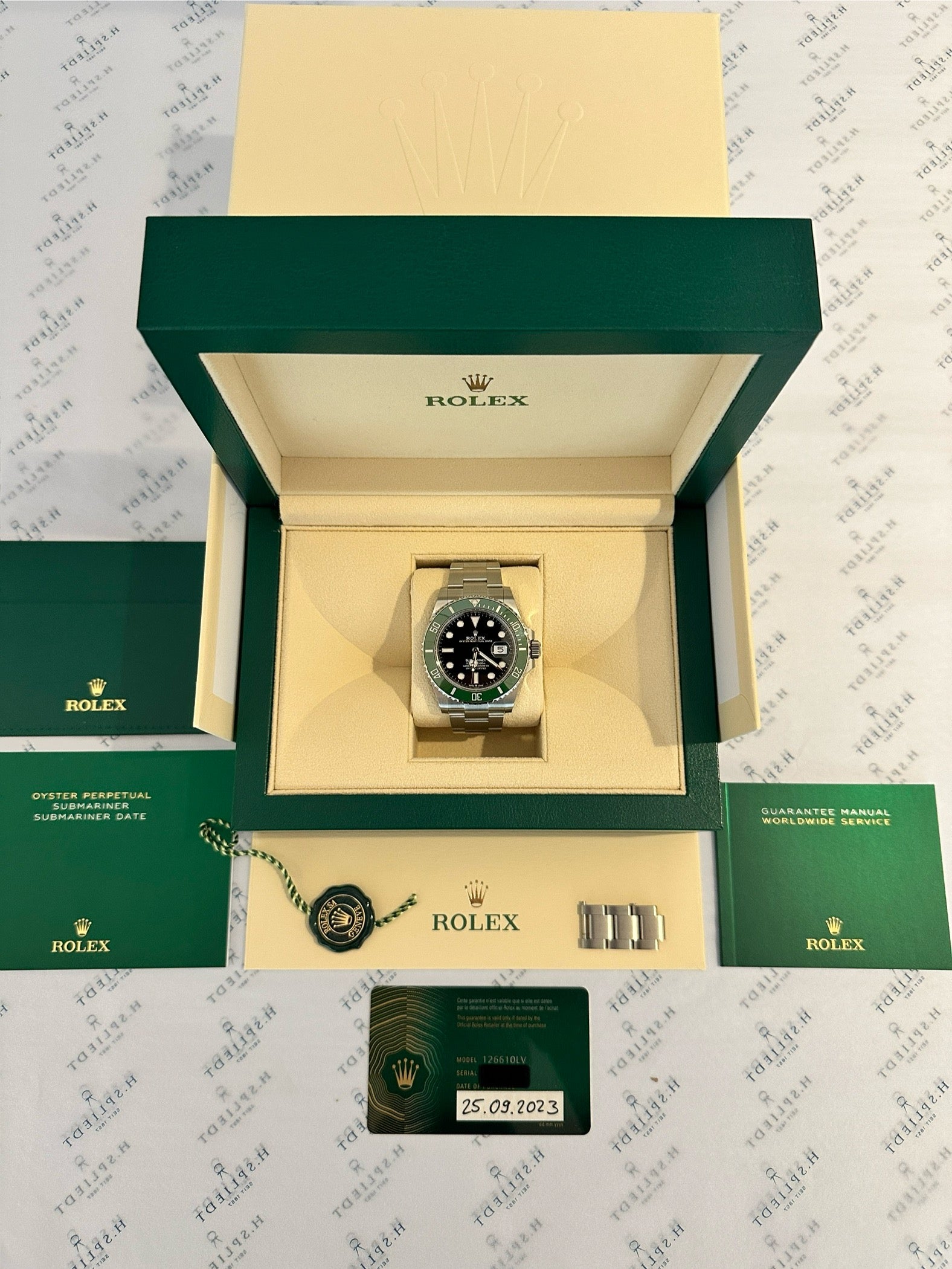Rolex Submariner Date Starbucks 2023 in einer geöffneten Geschenkbox mit Papieren und Garantiekarte
