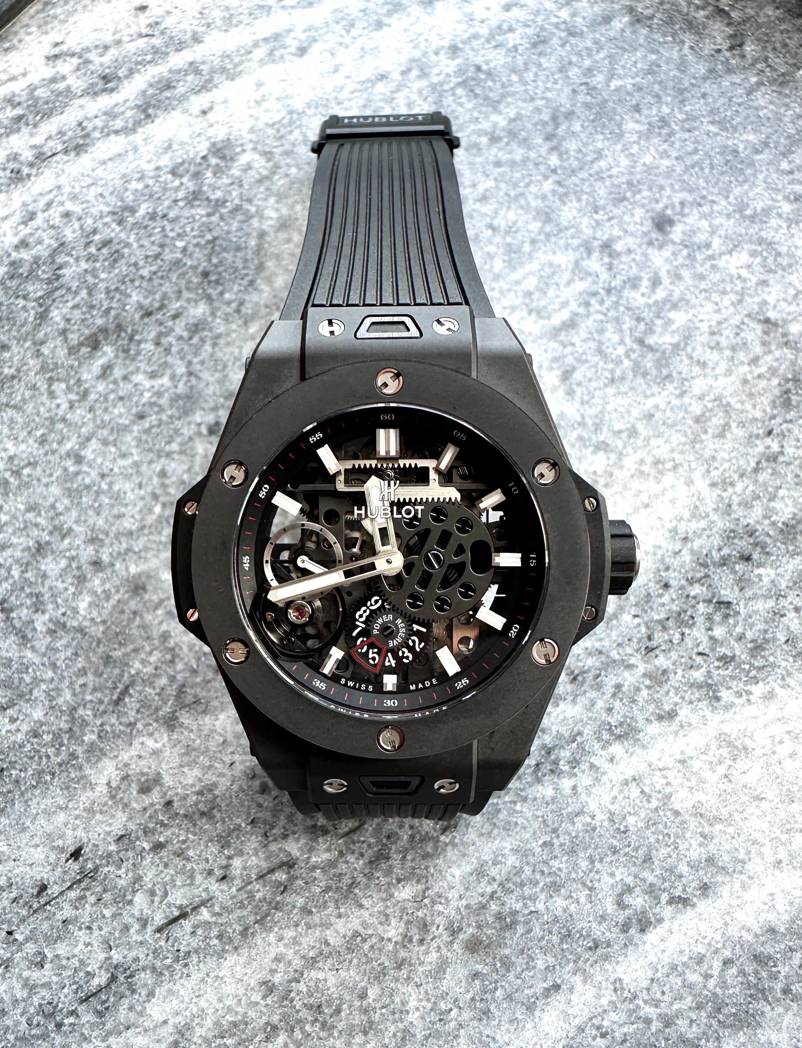 Hublot Big Bang MECA 10 Keramik Skelettuhr mit schwarzem Kautschukband auf grauem Hintergrund