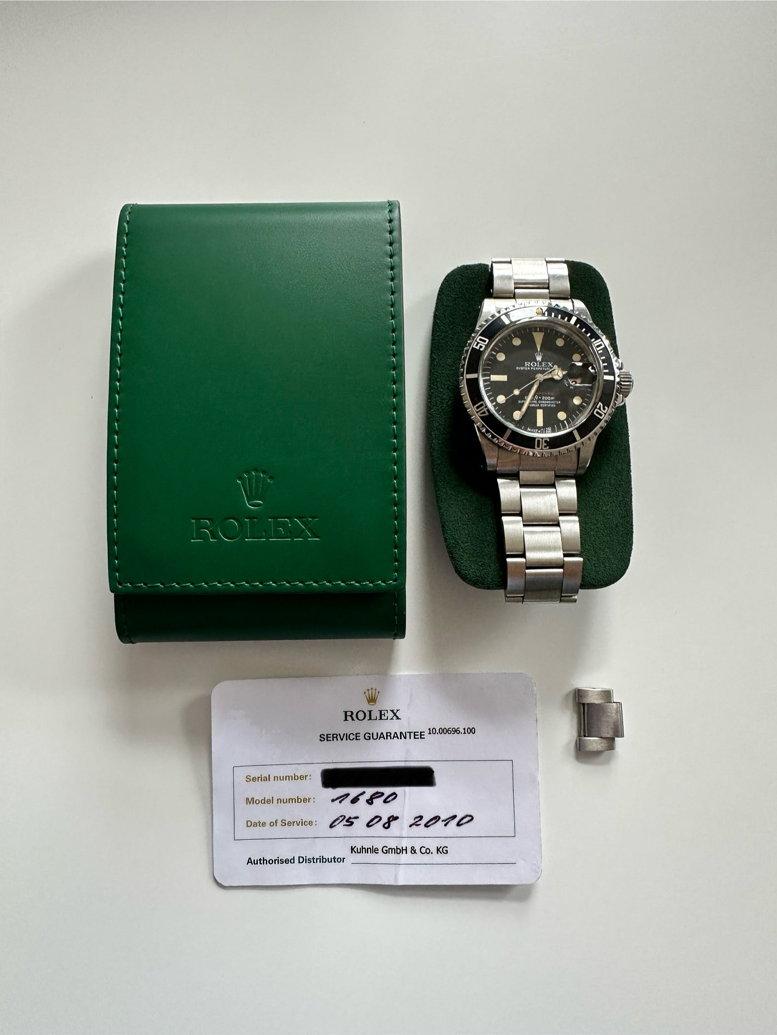 Rolex Submariner Date MK5 Ref. 1680 aus Stahl mit Servicegarantie auf hellem Hintergrund