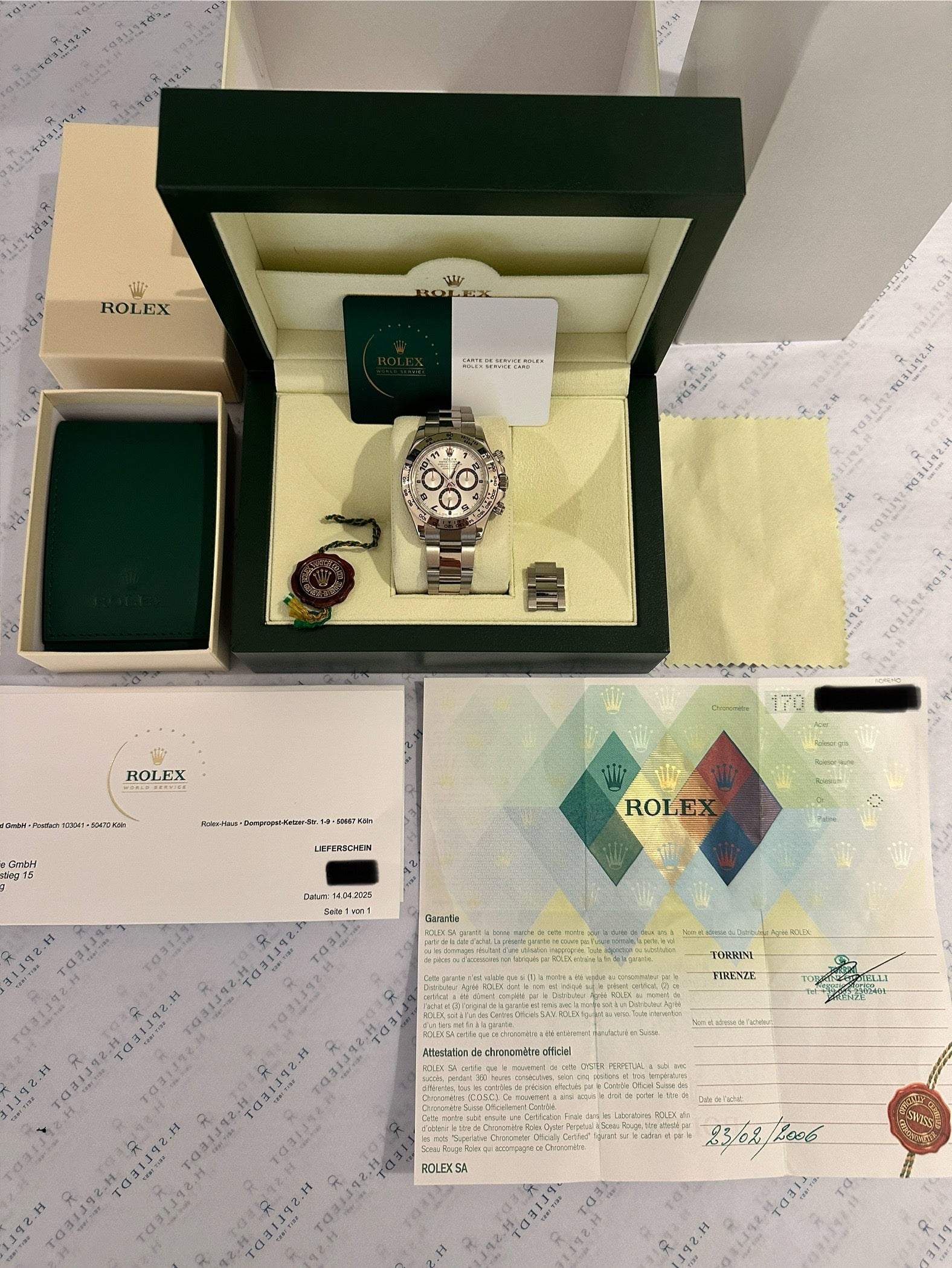 Rolex Daytona Weißgold Racing 40 mm Automatik aus dem Jahr 2006 im Full Set auf weißem Hintergrund